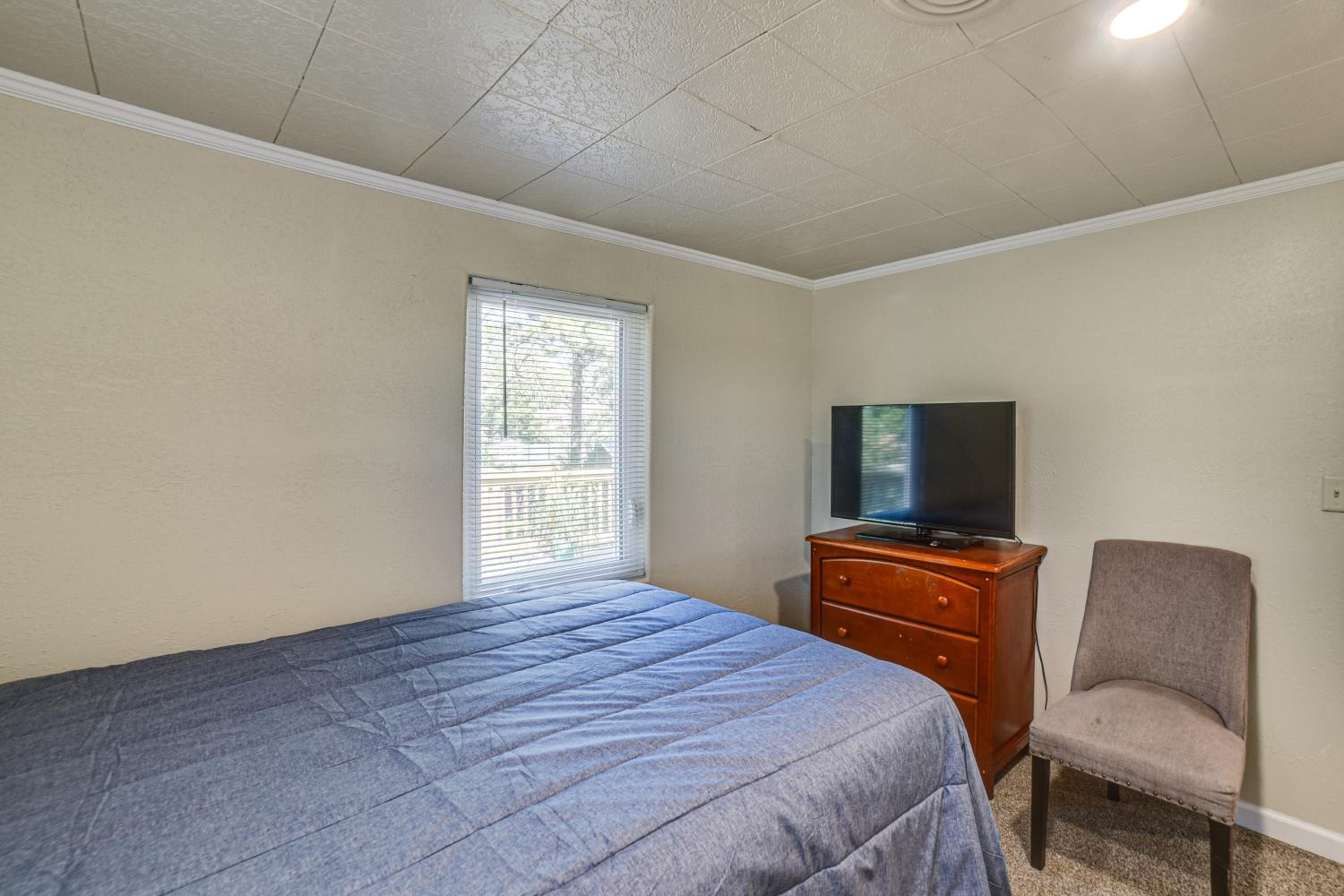 Walk to River Oacoma Home with Dog-Friendly Yard!