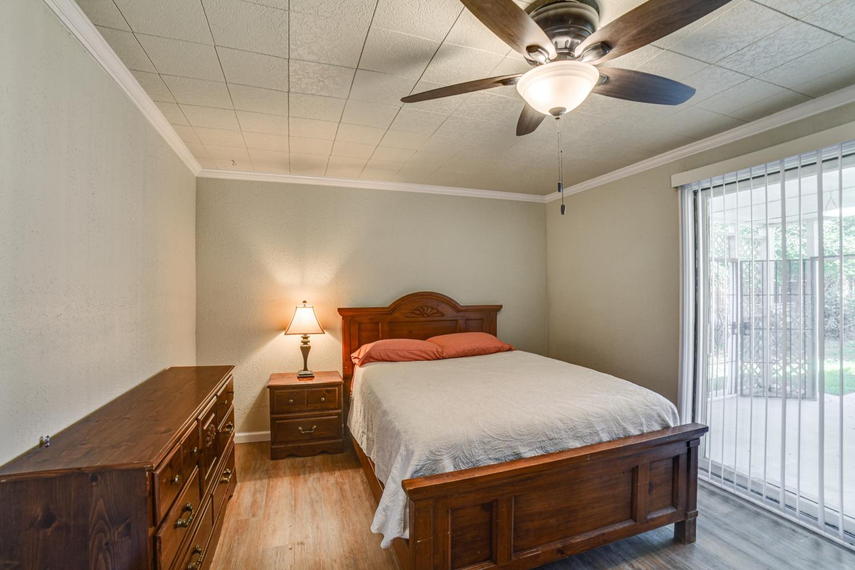 Walk to River Oacoma Home with Dog-Friendly Yard!