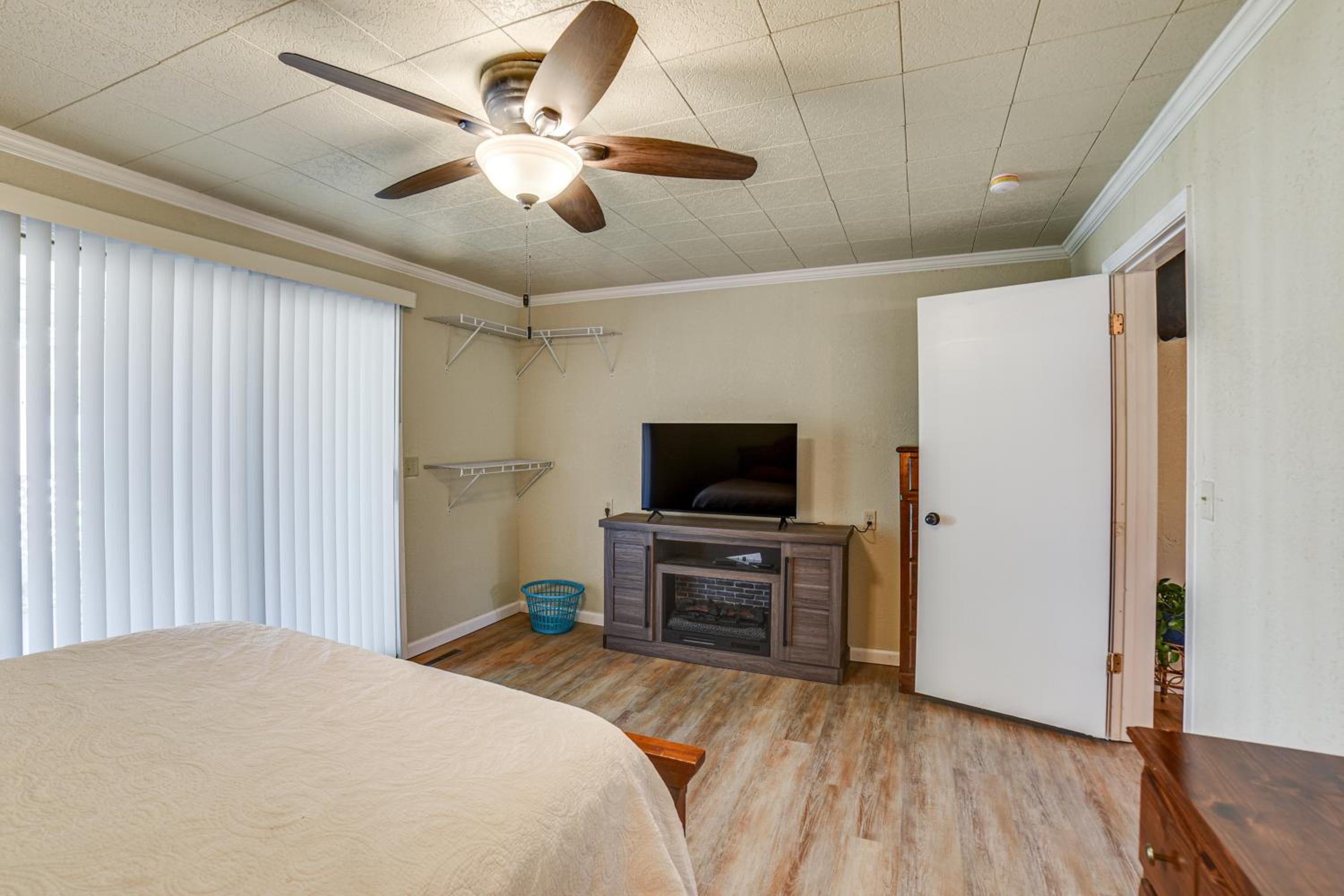 Walk to River Oacoma Home with Dog-Friendly Yard!