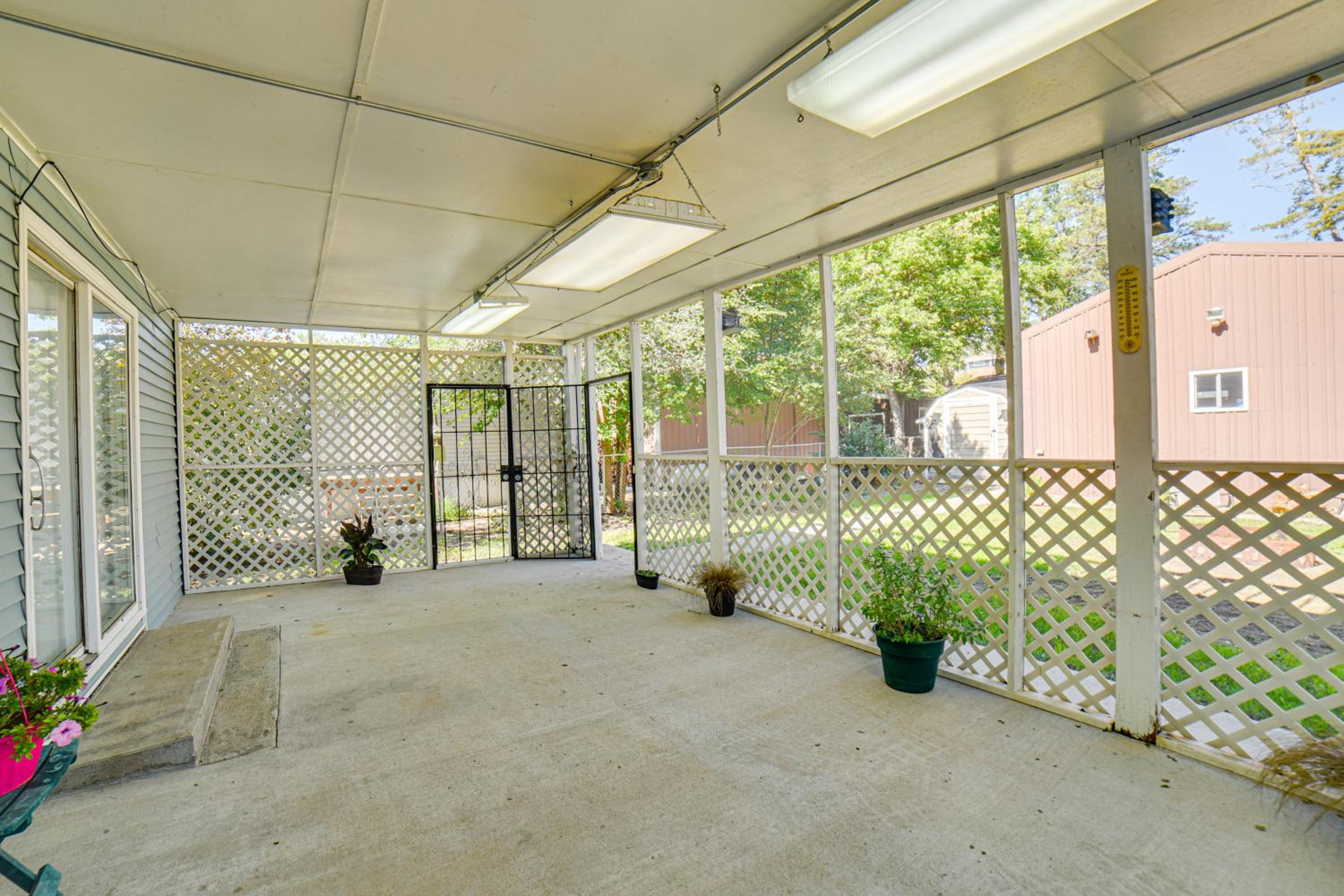 Walk to River Oacoma Home with Dog-Friendly Yard!