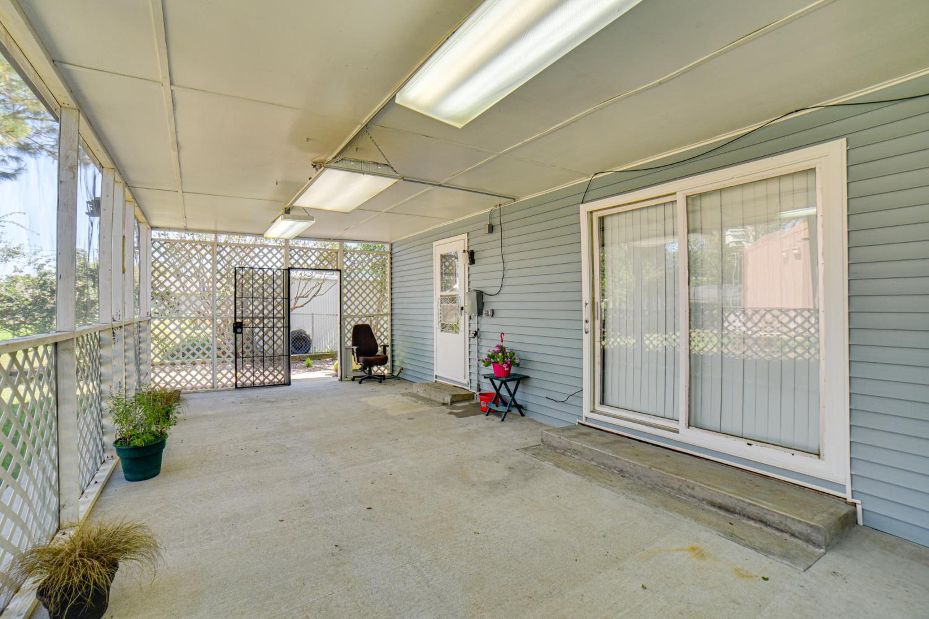 Walk to River Oacoma Home with Dog-Friendly Yard!