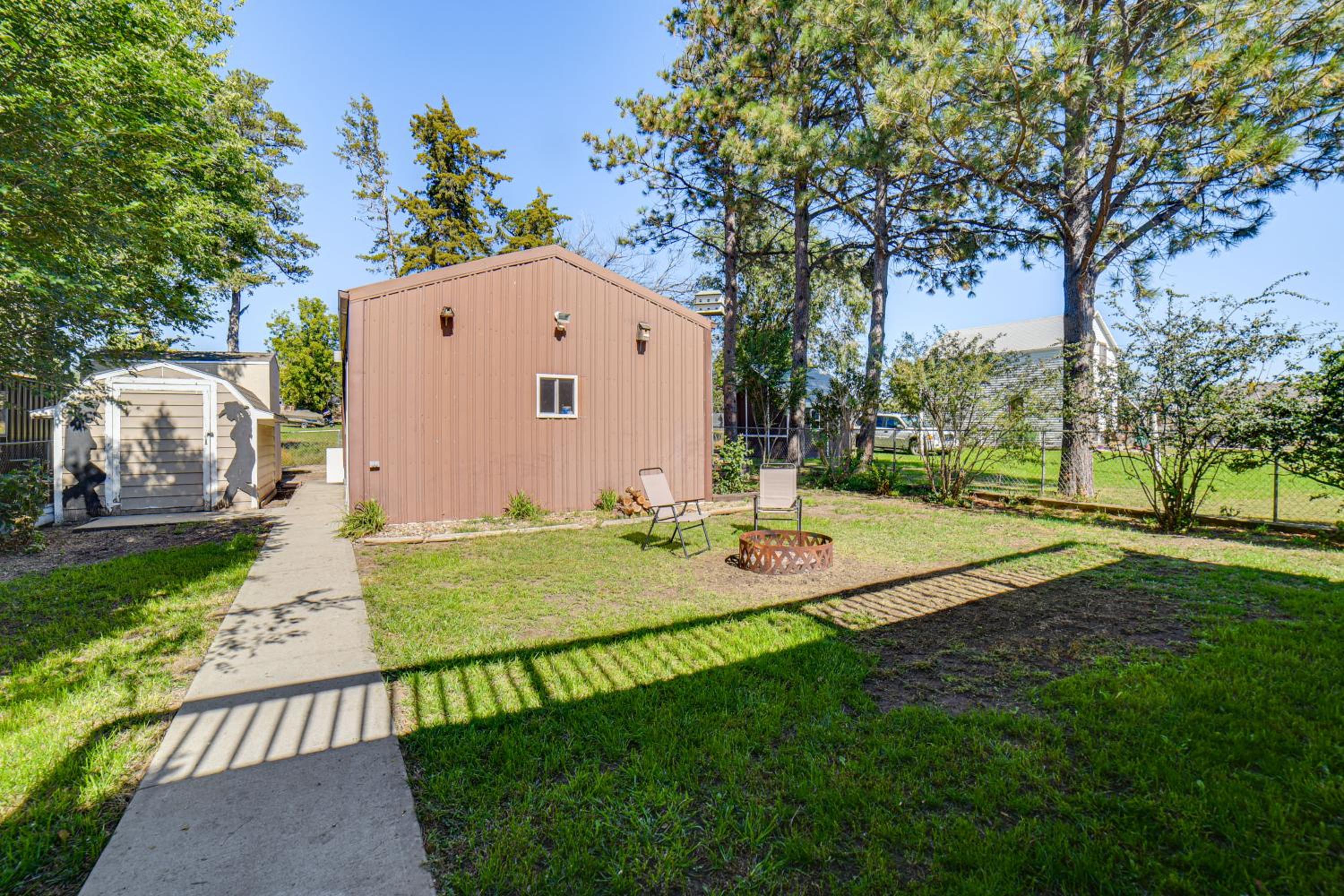 Walk to River Oacoma Home with Dog-Friendly Yard!