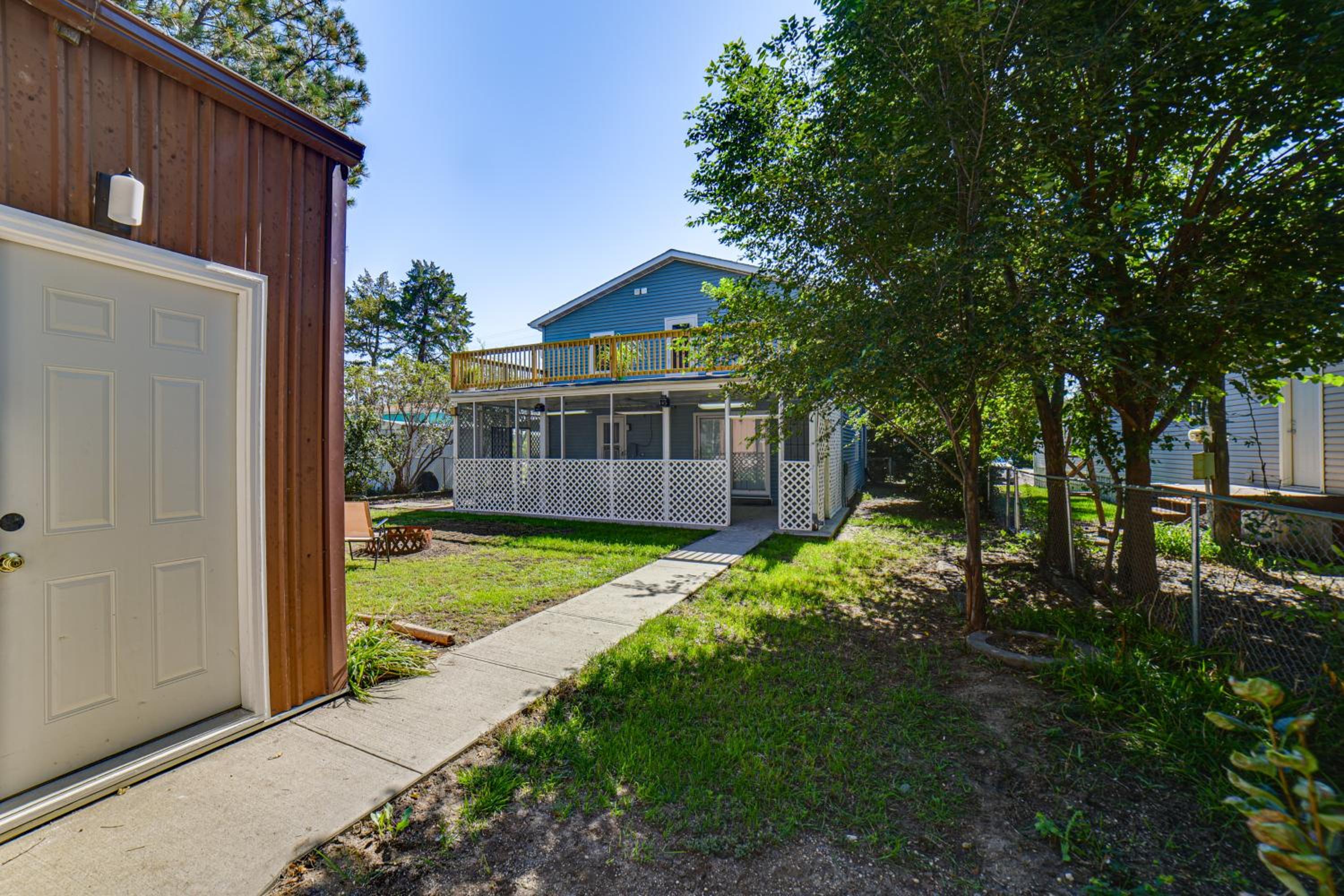 Walk to River Oacoma Home with Dog-Friendly Yard!