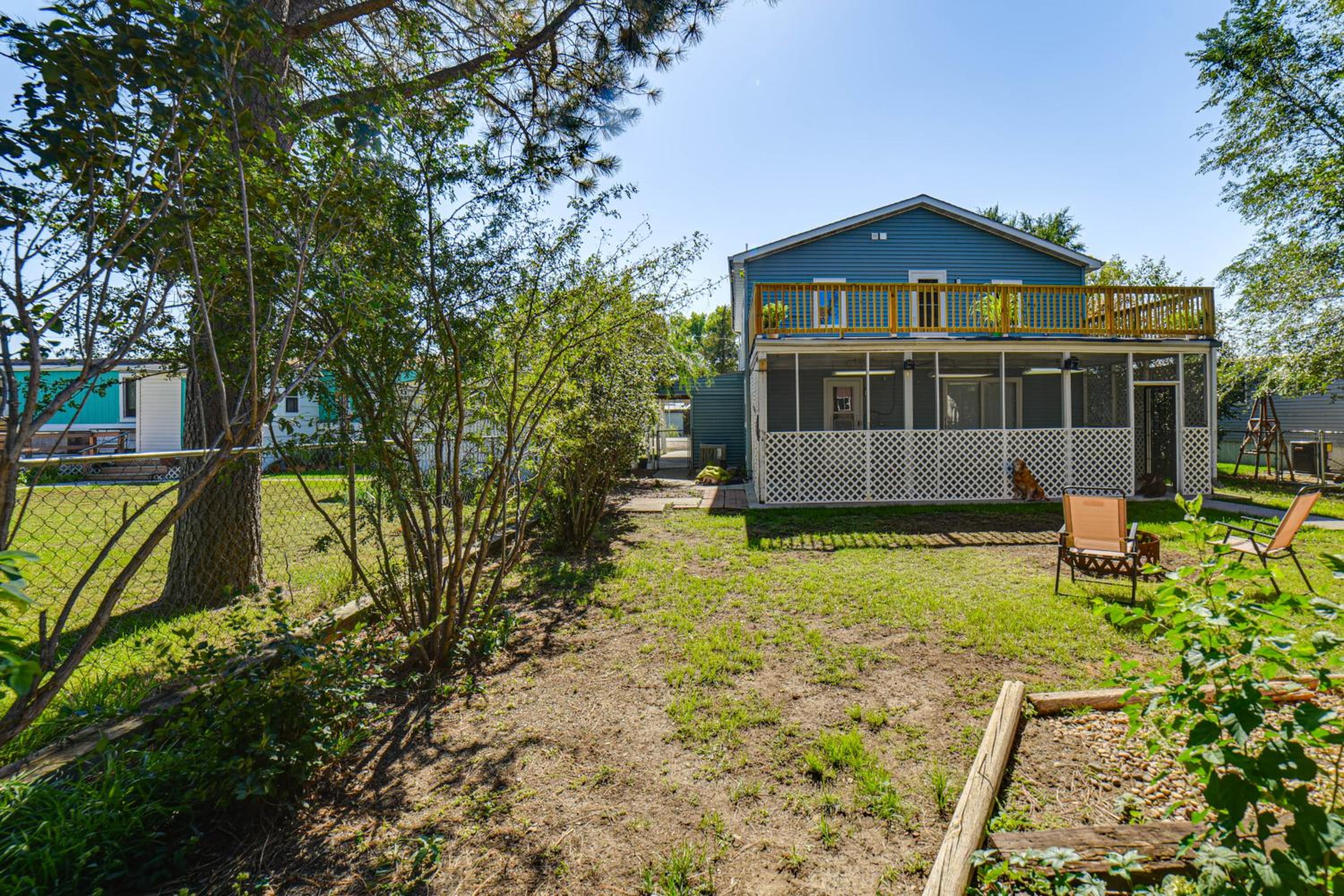 Walk to River Oacoma Home with Dog-Friendly Yard!