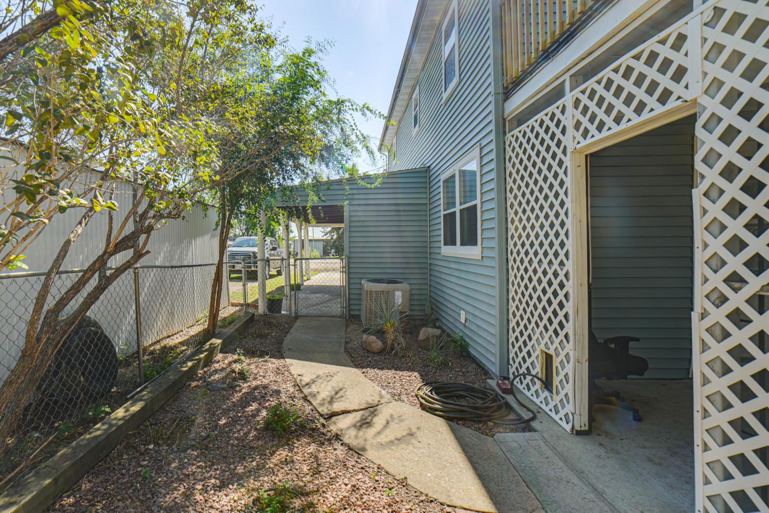 Walk to River Oacoma Home with Dog-Friendly Yard!