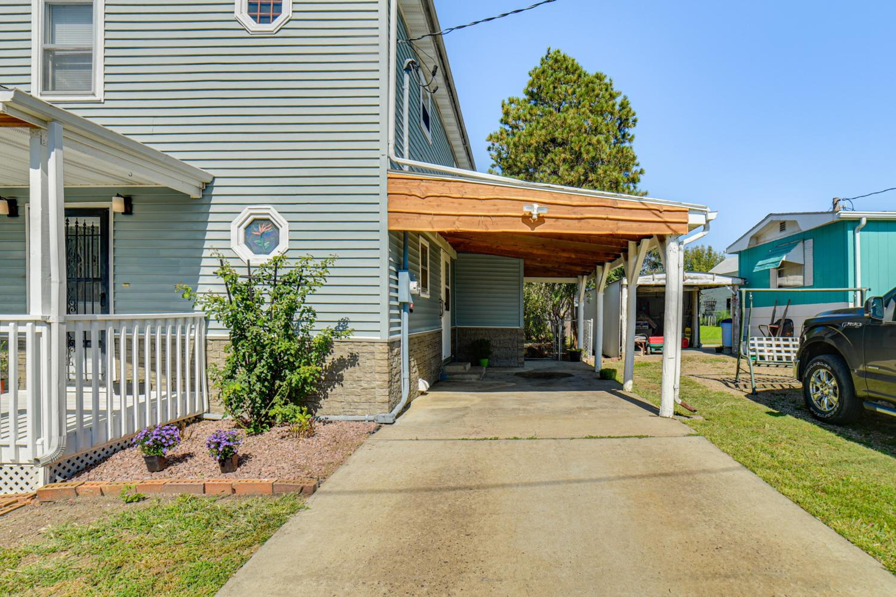 Walk to River Oacoma Home with Dog-Friendly Yard!
