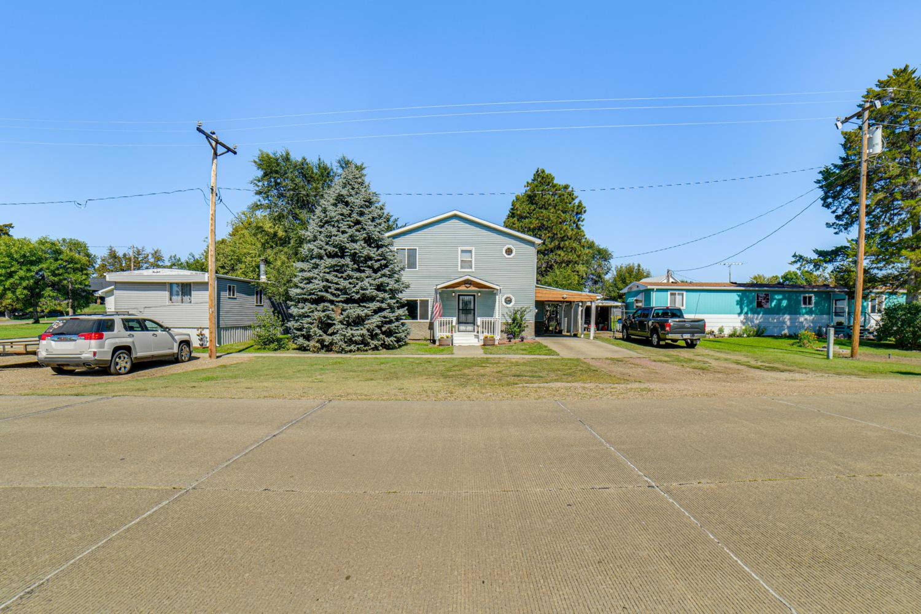 Walk to River Oacoma Home with Dog-Friendly Yard!
