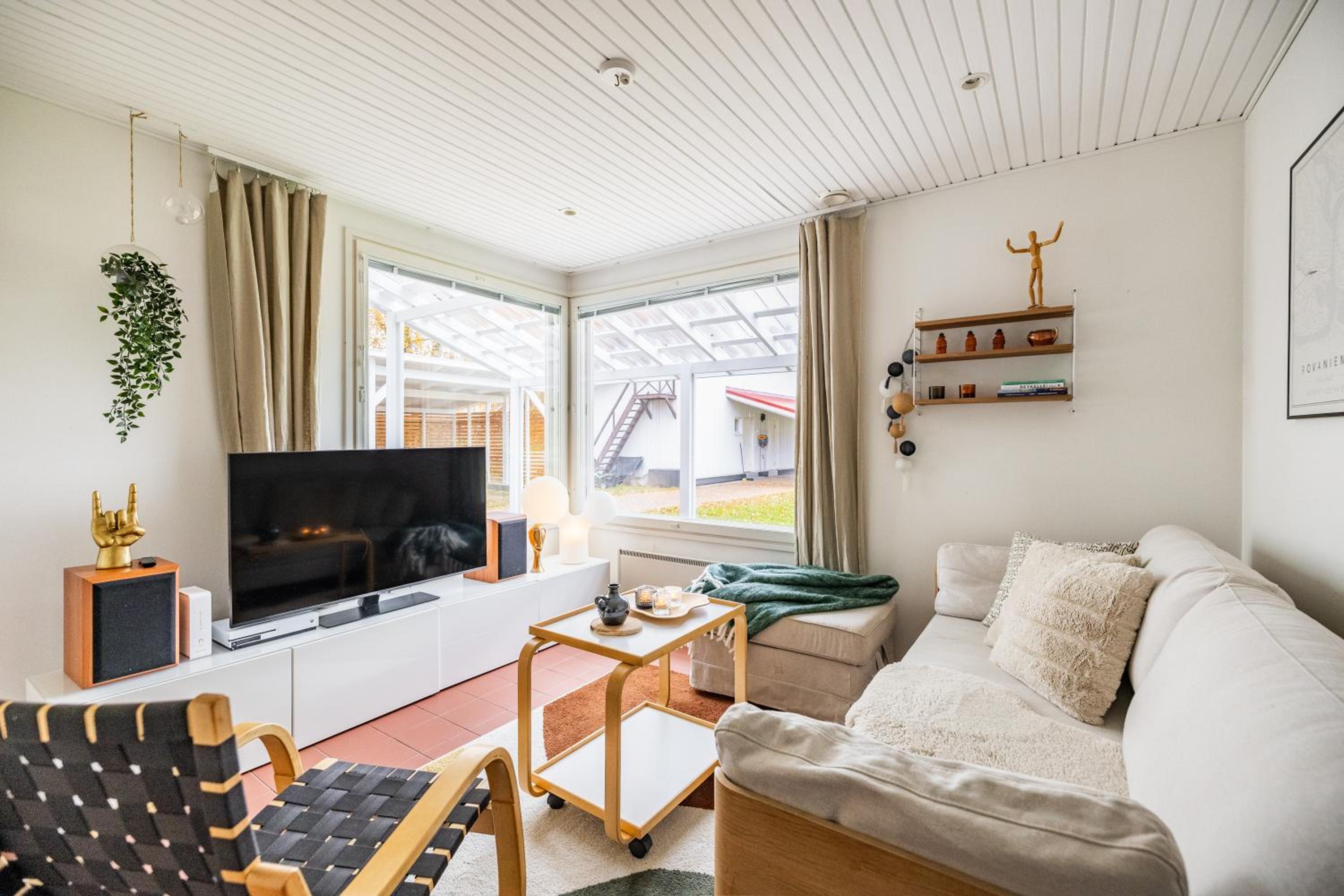 Lakeside Aurora Retreat By BookLapland