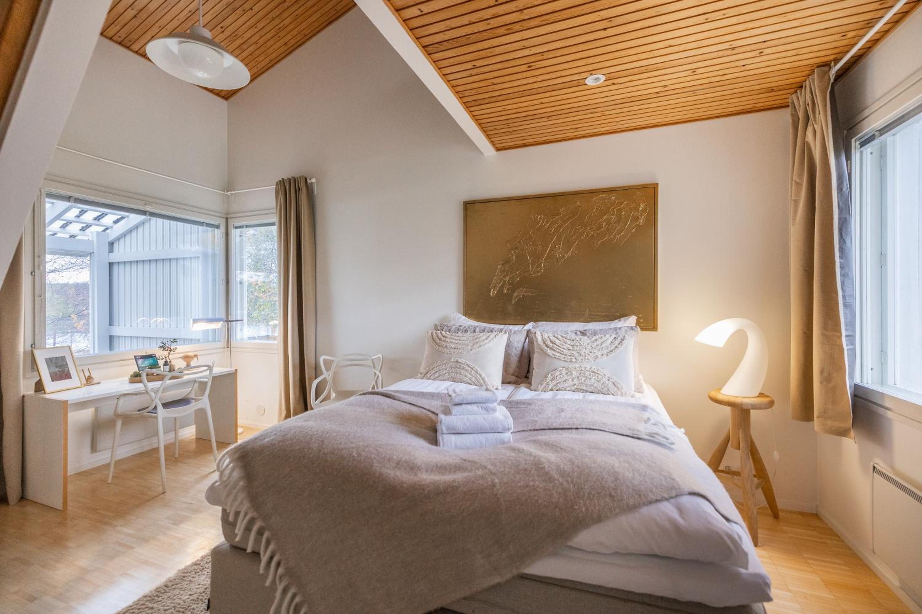 Lakeside Aurora Retreat By BookLapland