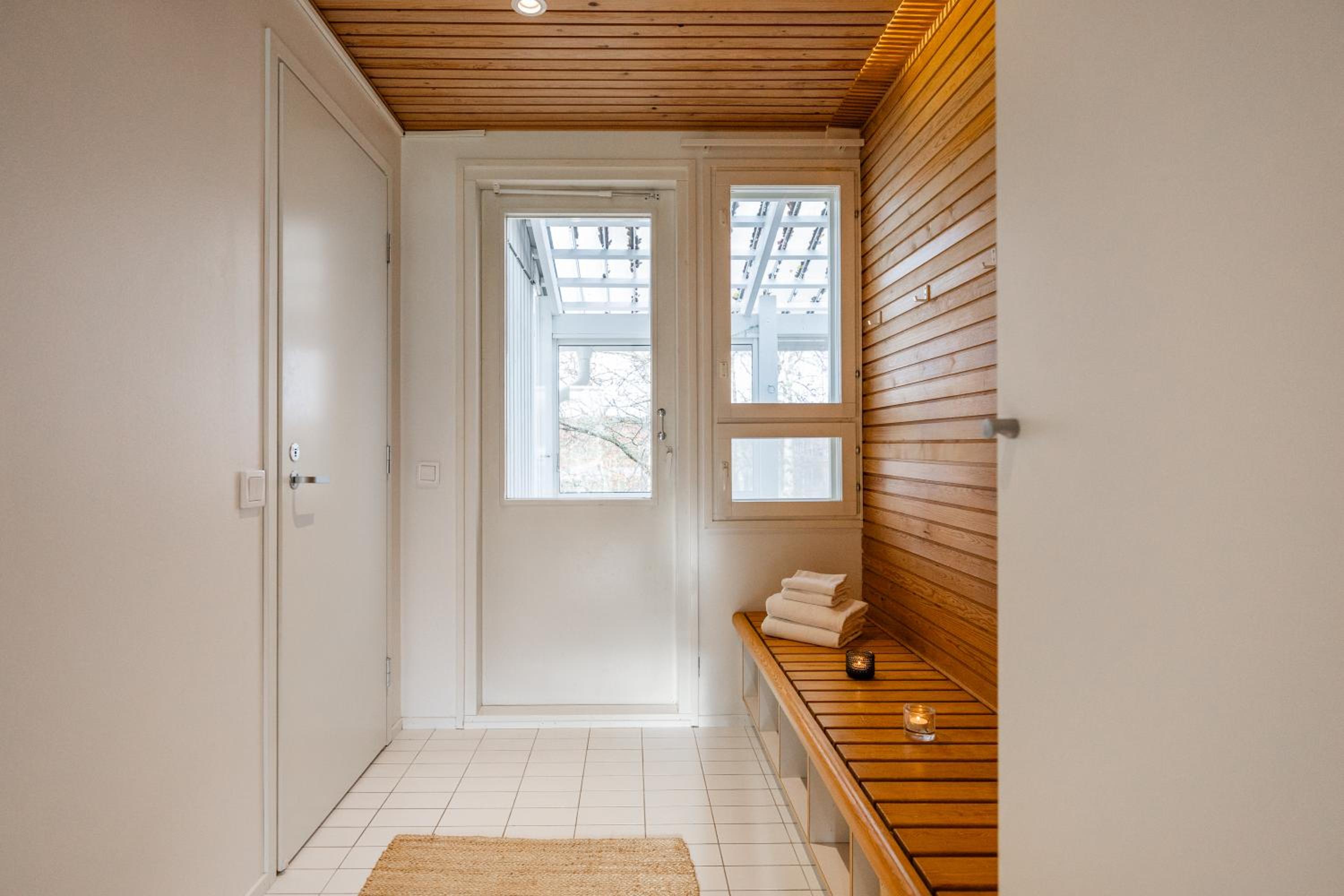 Lakeside Aurora Retreat By BookLapland
