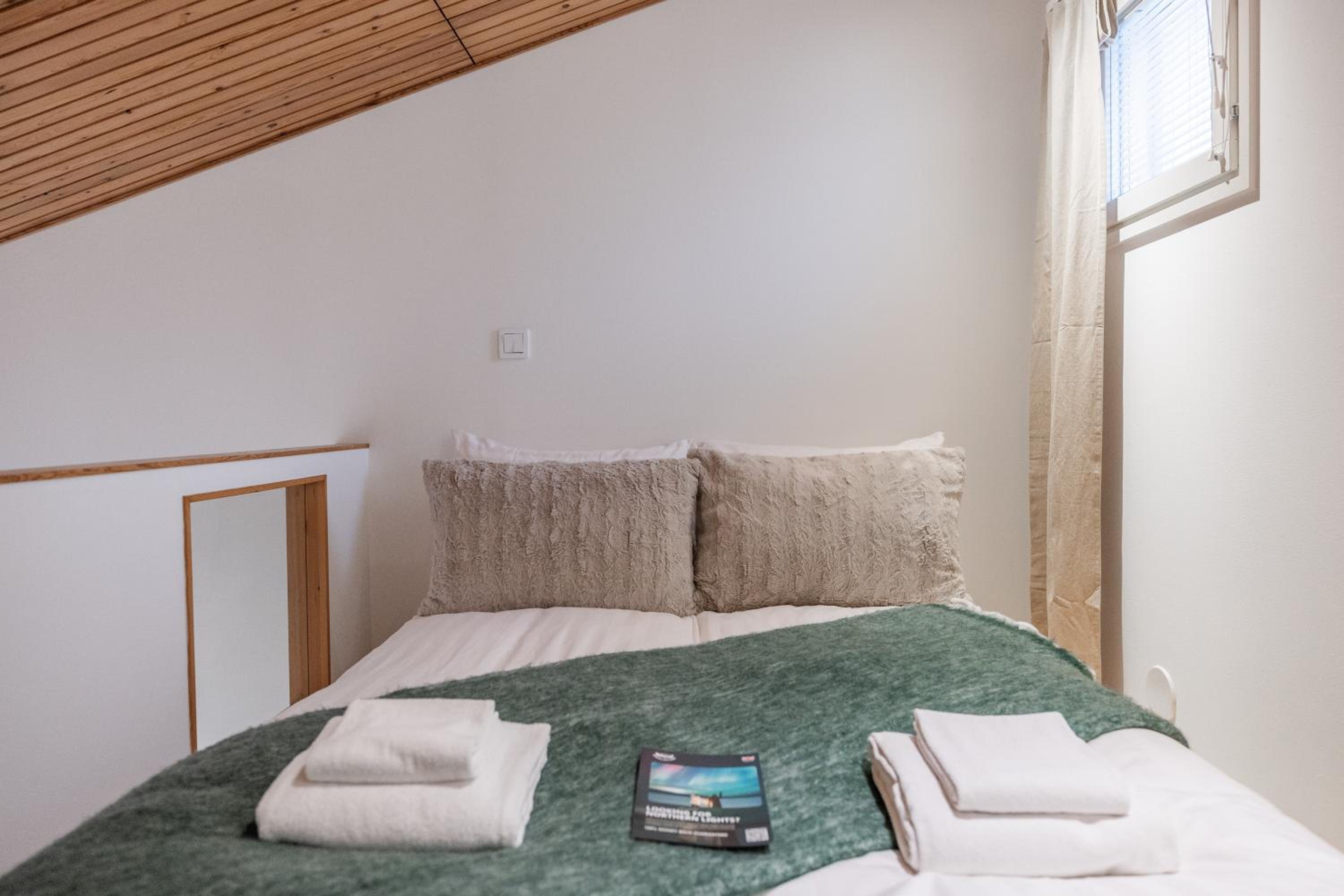 Lakeside Aurora Retreat By BookLapland