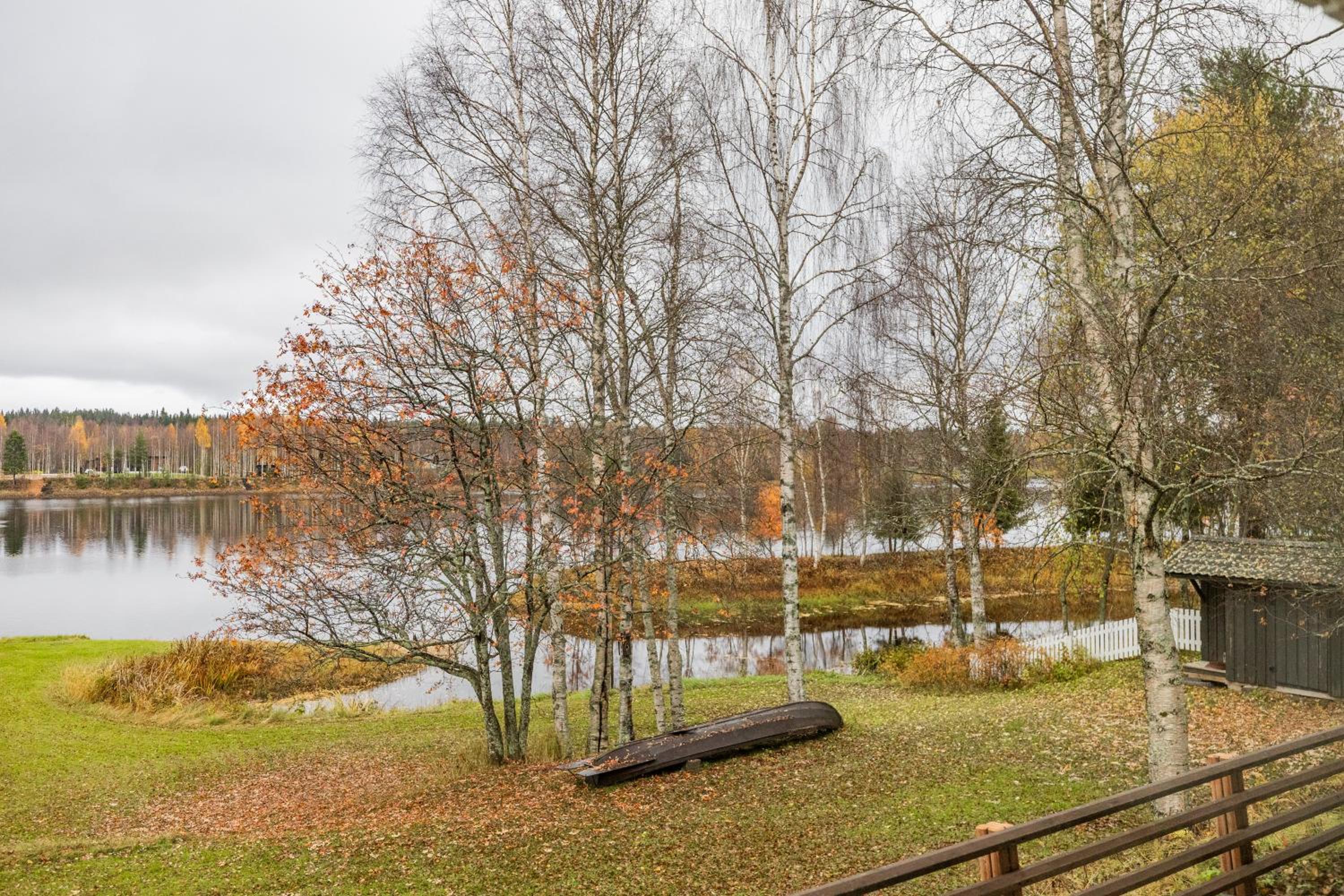 Lakeside Aurora Retreat By BookLapland