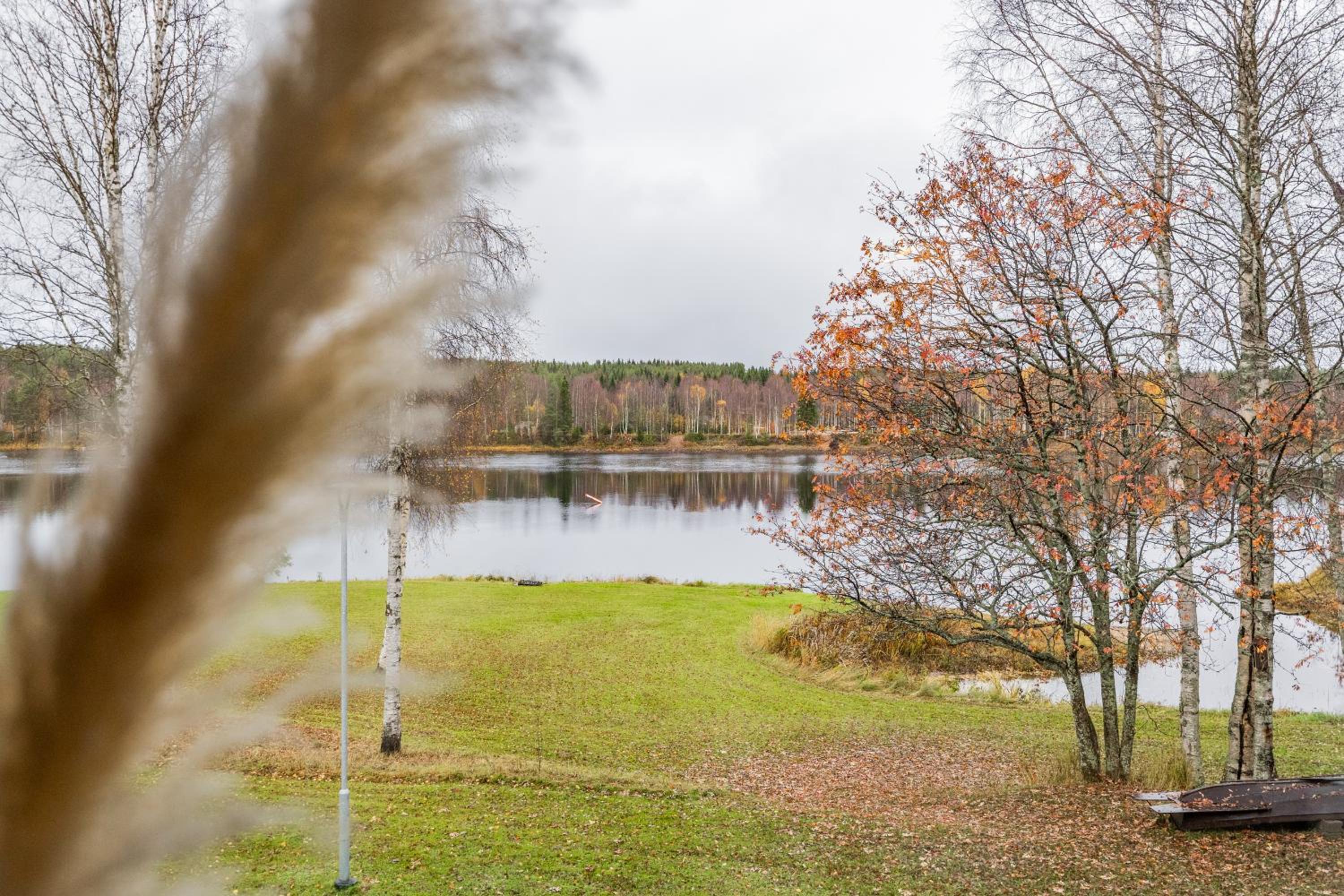 Lakeside Aurora Retreat By BookLapland