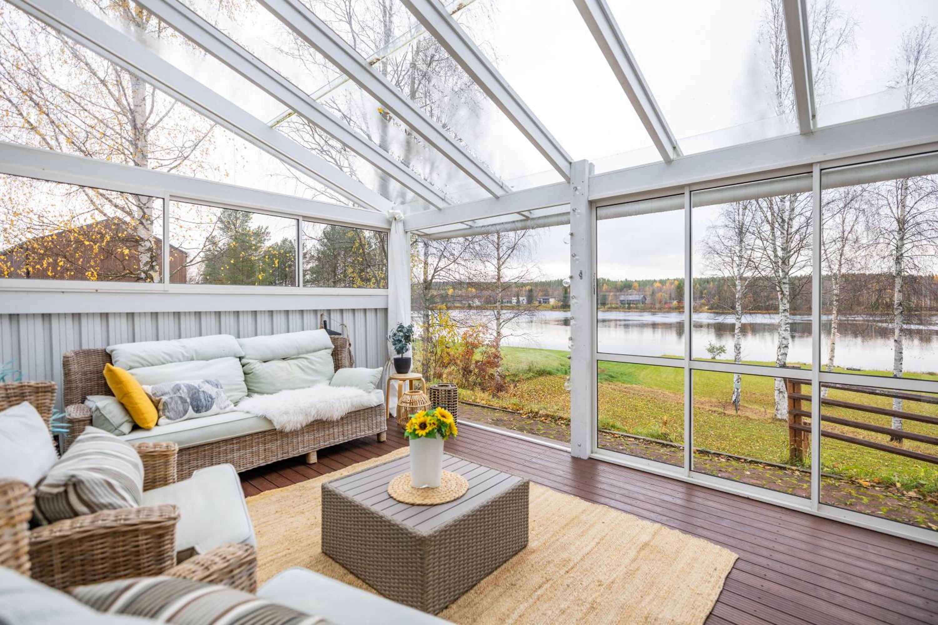 Lakeside Aurora Retreat By BookLapland