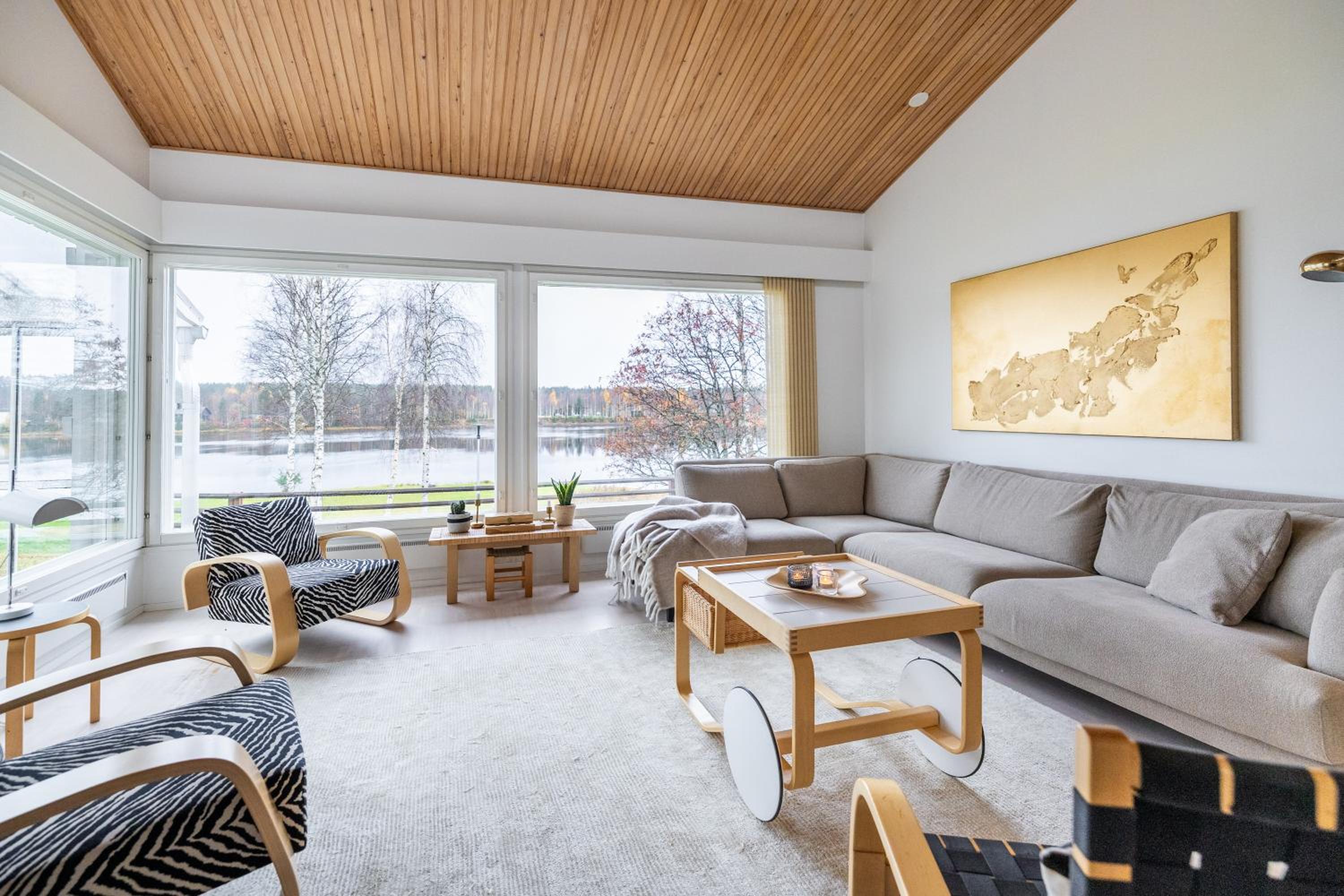 Lakeside Aurora Retreat By BookLapland