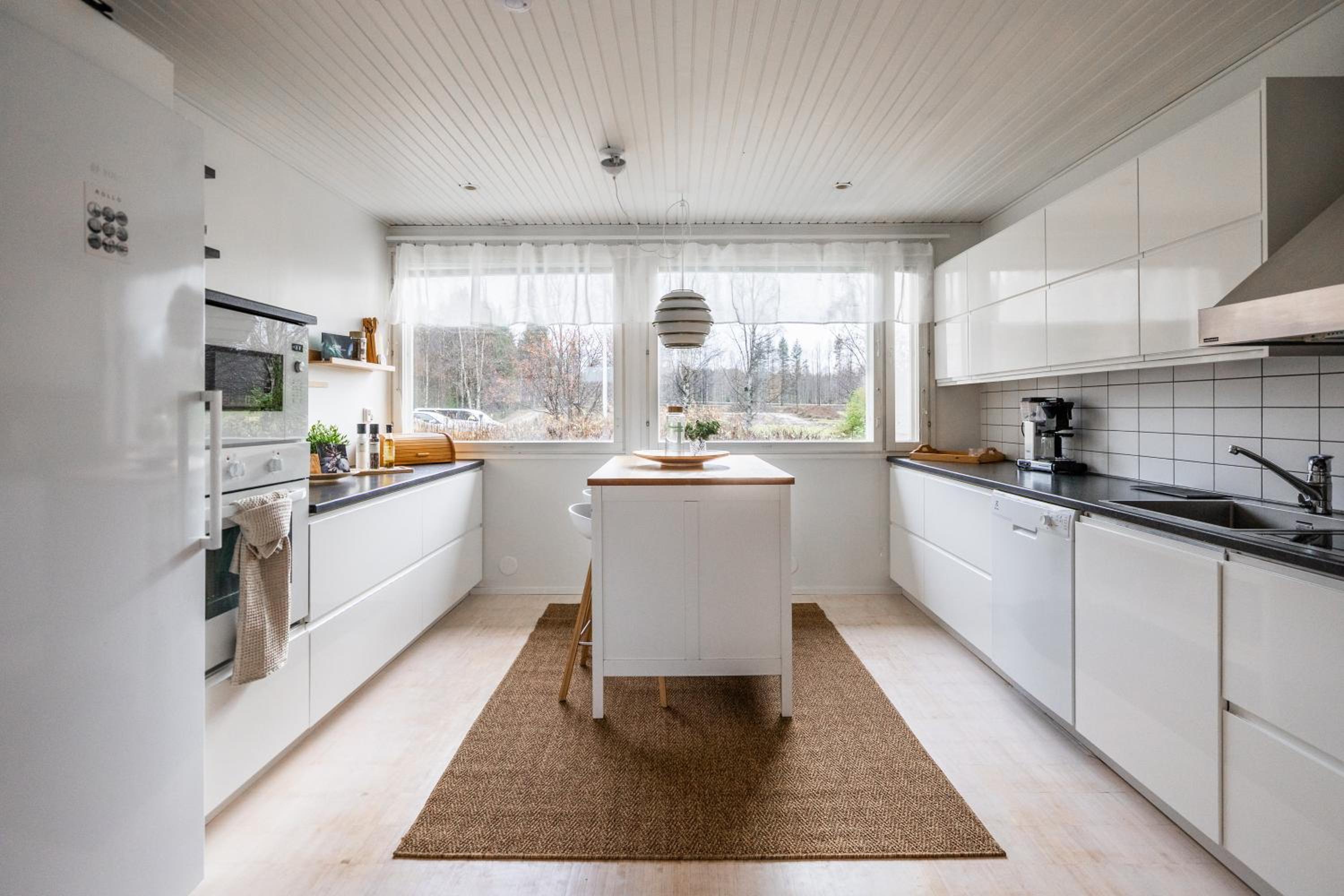 Lakeside Aurora Retreat By BookLapland