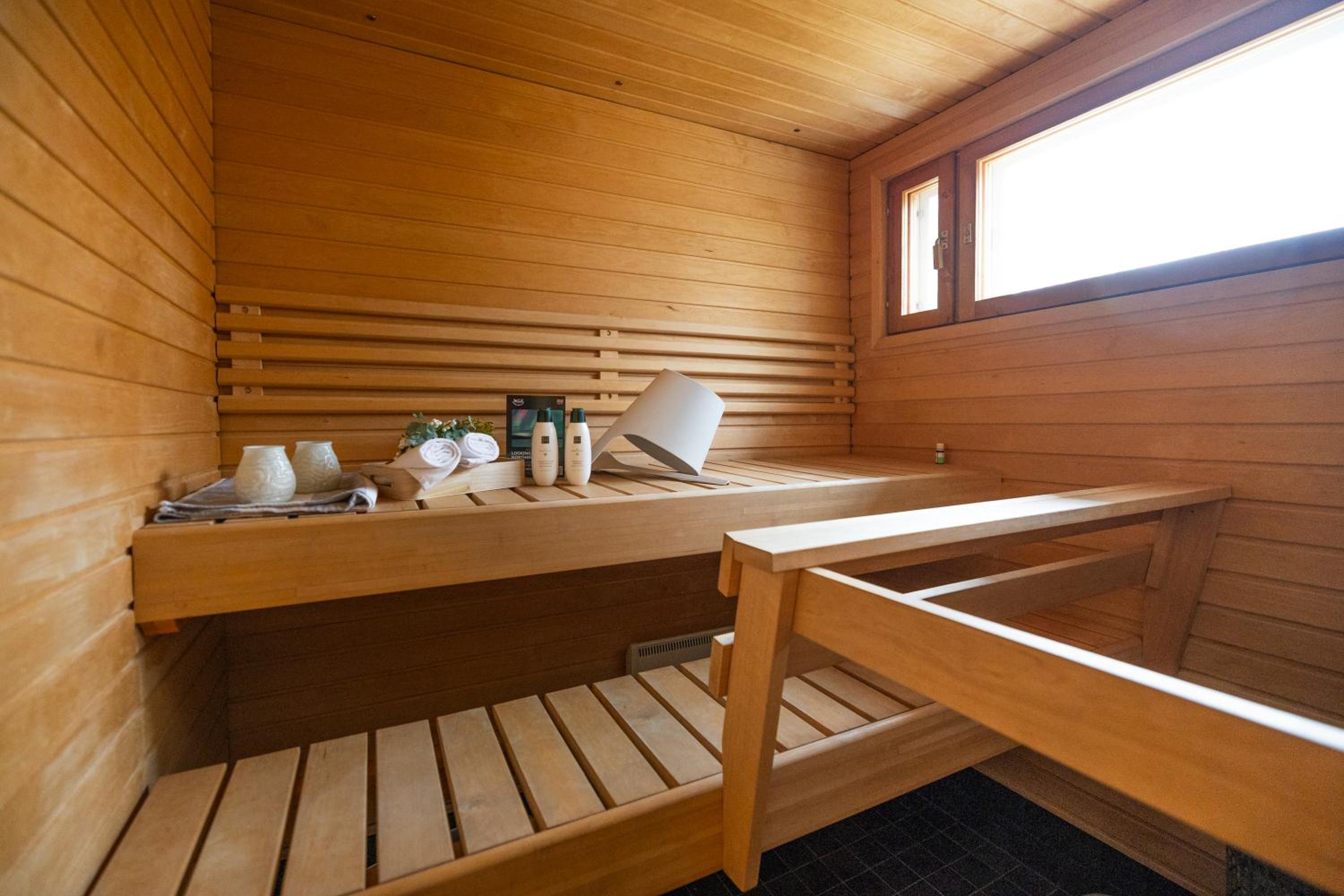 Lakeside Aurora Retreat By BookLapland