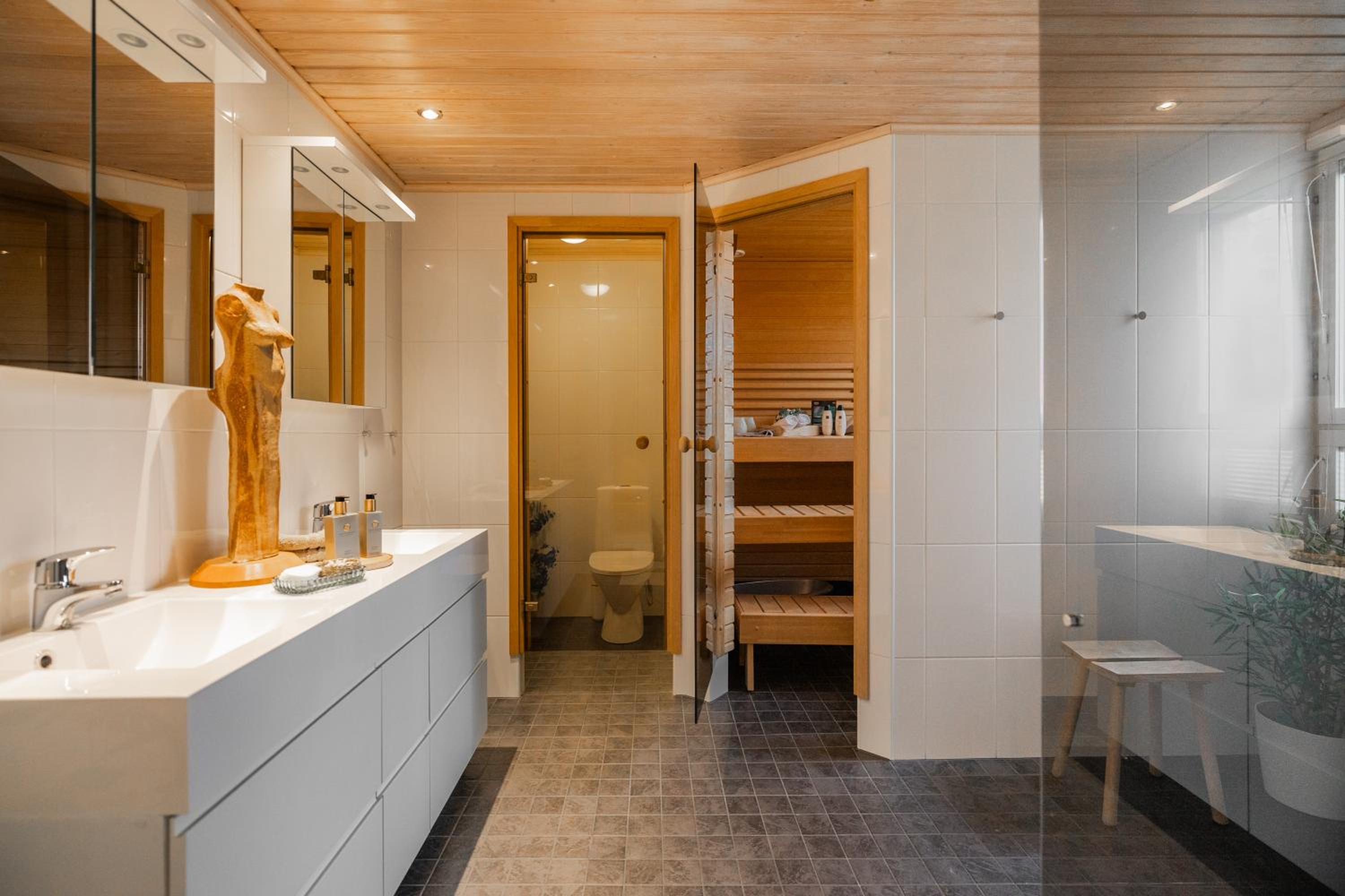 Lakeside Aurora Retreat By BookLapland