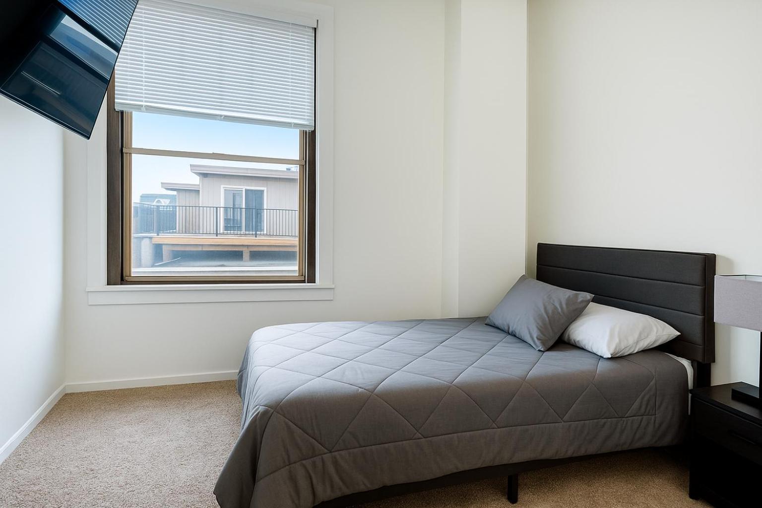 Spacious Loft with Fireplace - near CSU, Playhouse, Progressive field, R&R Hall of Fame with Gym & Sauna and Sleeps 12
