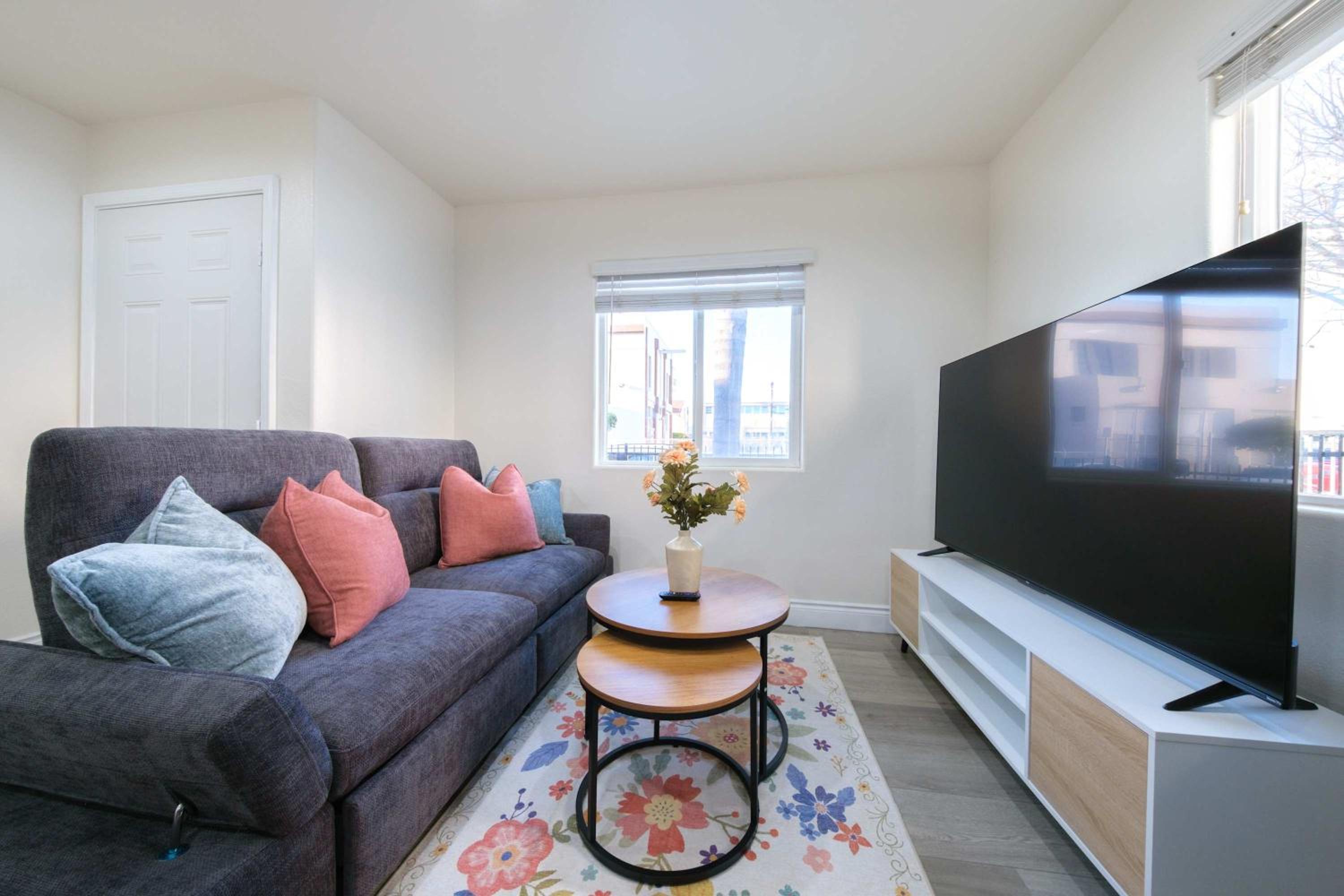 Modern Private Room in Shared Home -Walk to USC