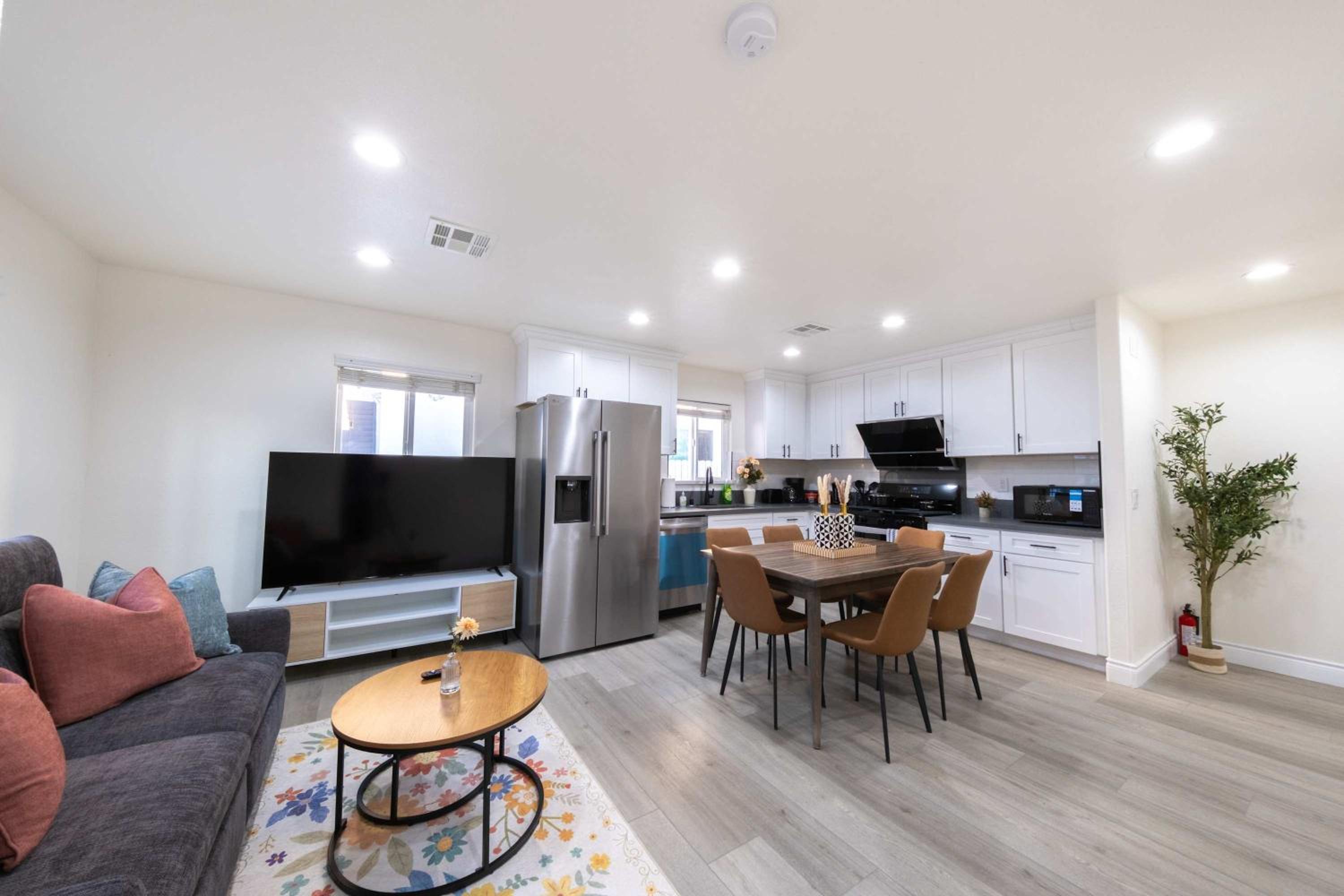 Modern Private Room in Shared Home -Walk to USC