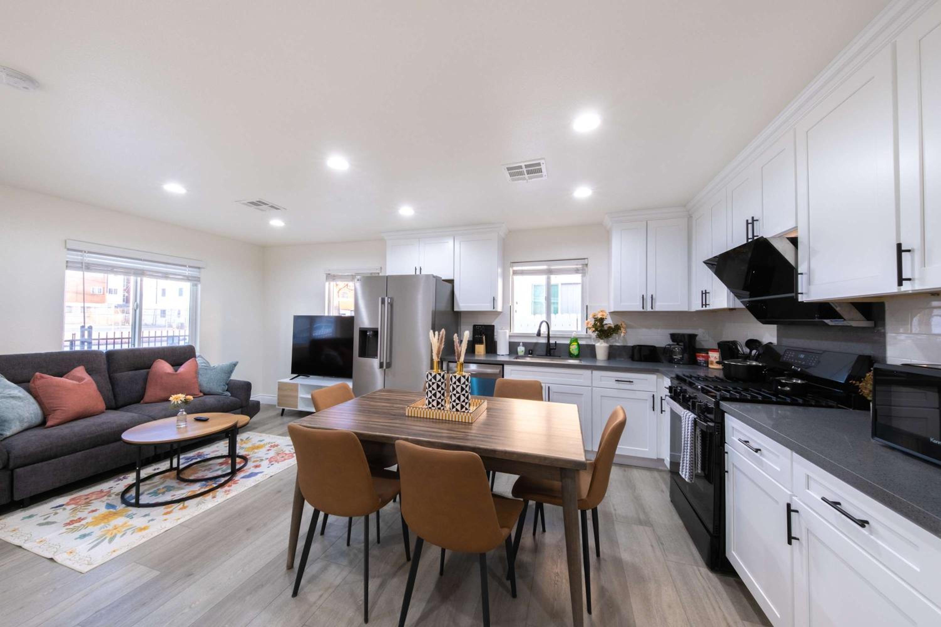 Modern Private Room in Shared Home -Walk to USC