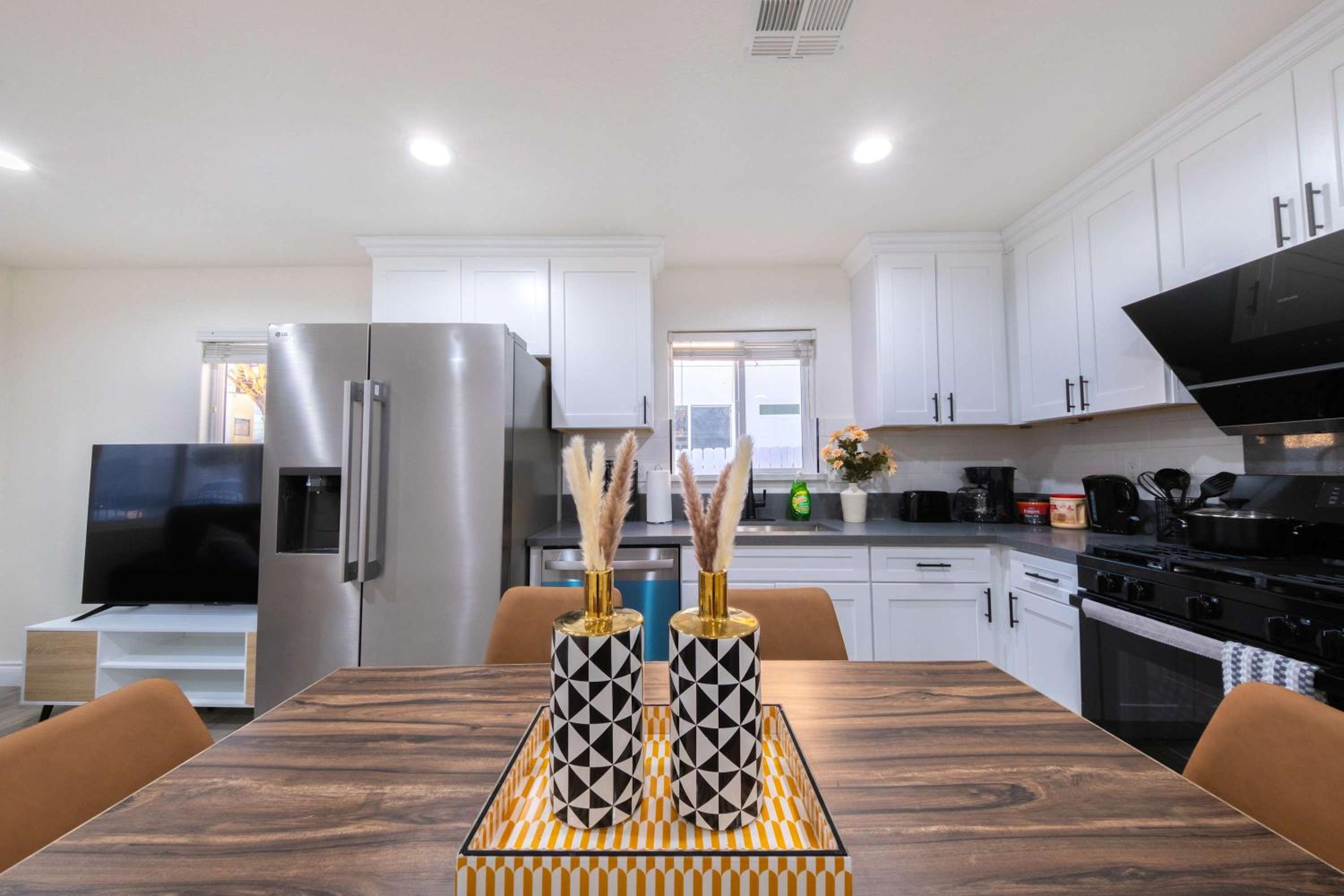 Modern Private Room in Shared Home -Walk to USC
