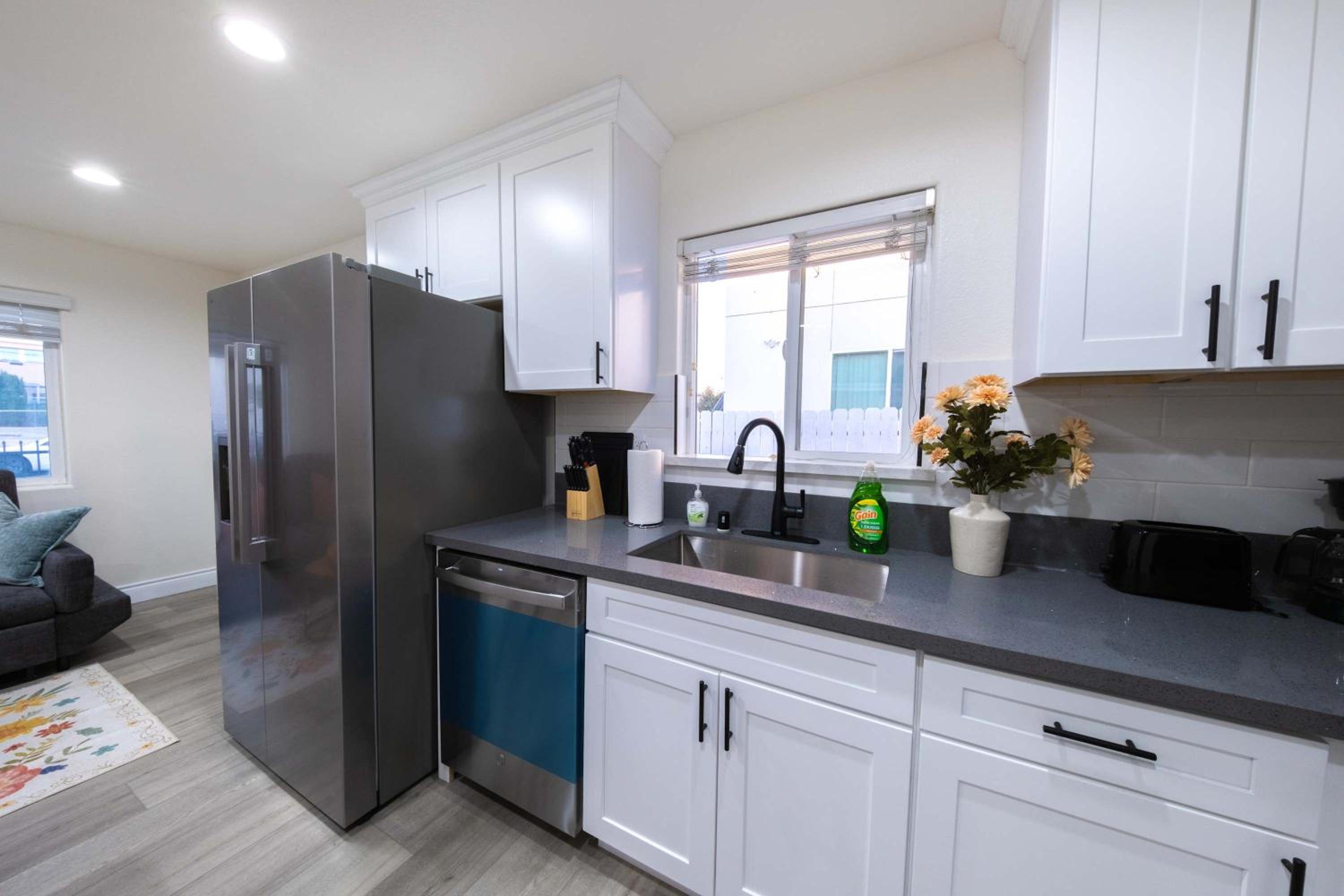 Modern Private Room in Shared Home -Walk to USC