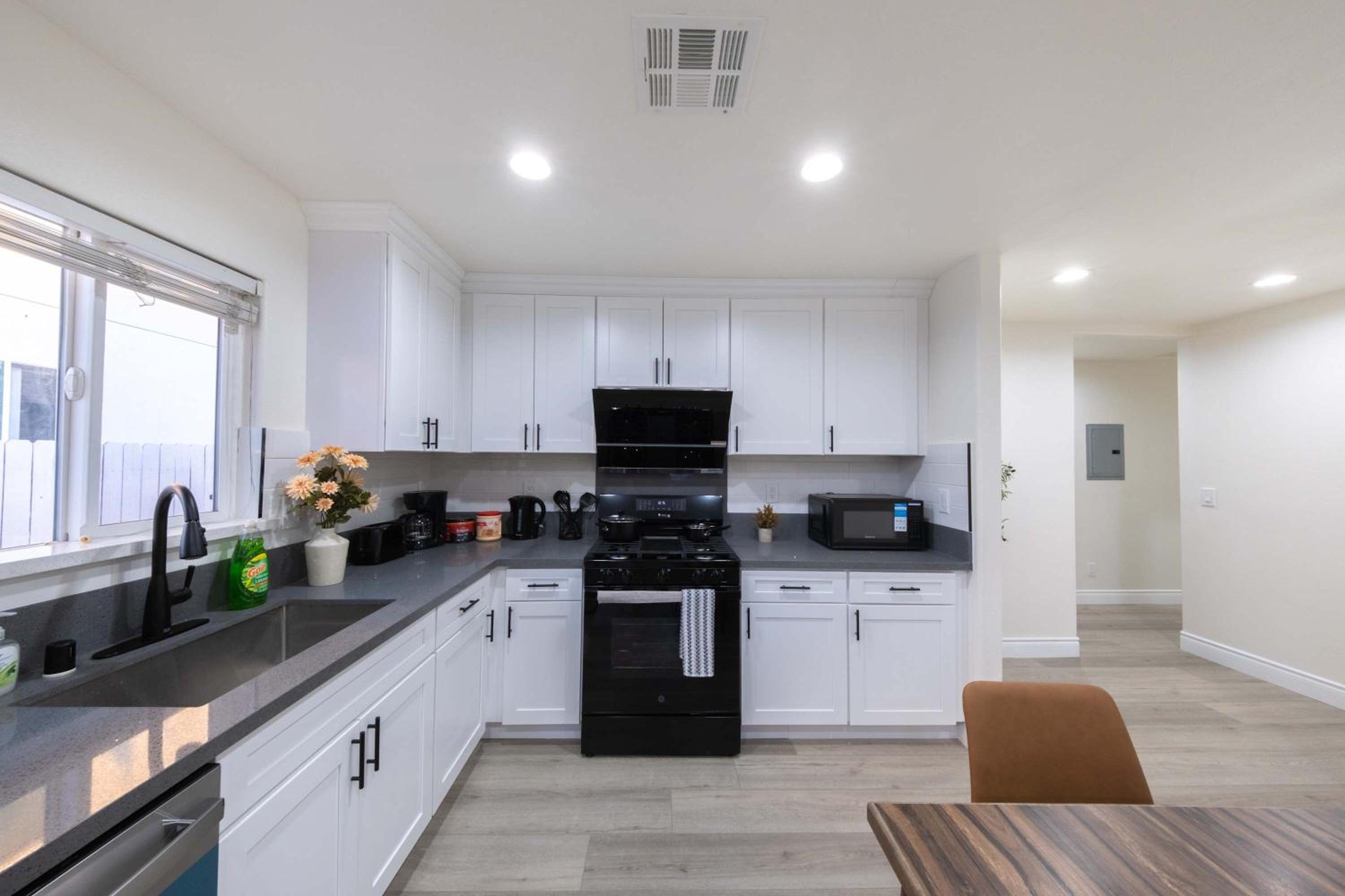 Modern Private Room in Shared Home -Walk to USC