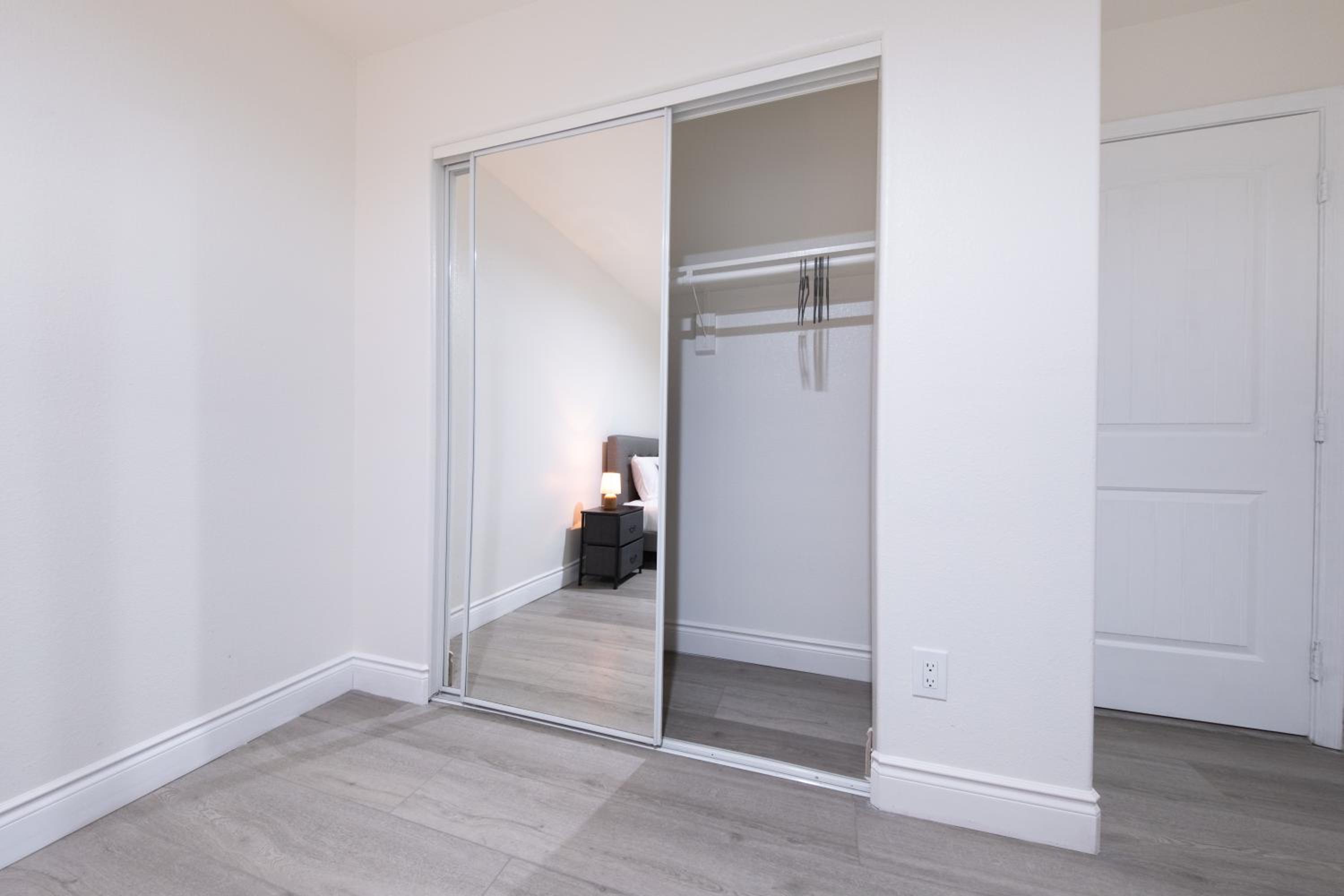 Modern Private Room in Shared Home -Walk to USC