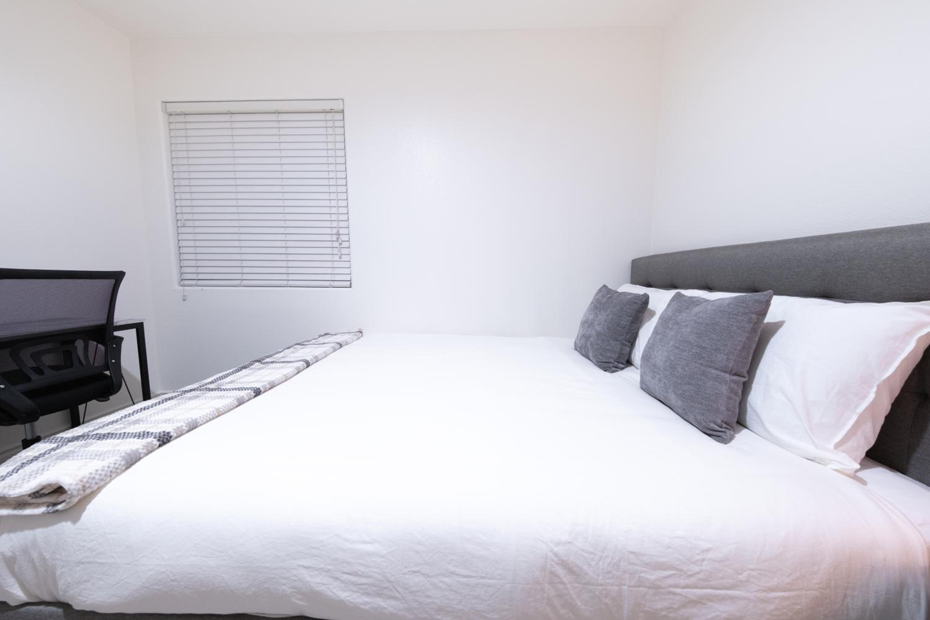 Modern Private Room in Shared Home -Walk to USC