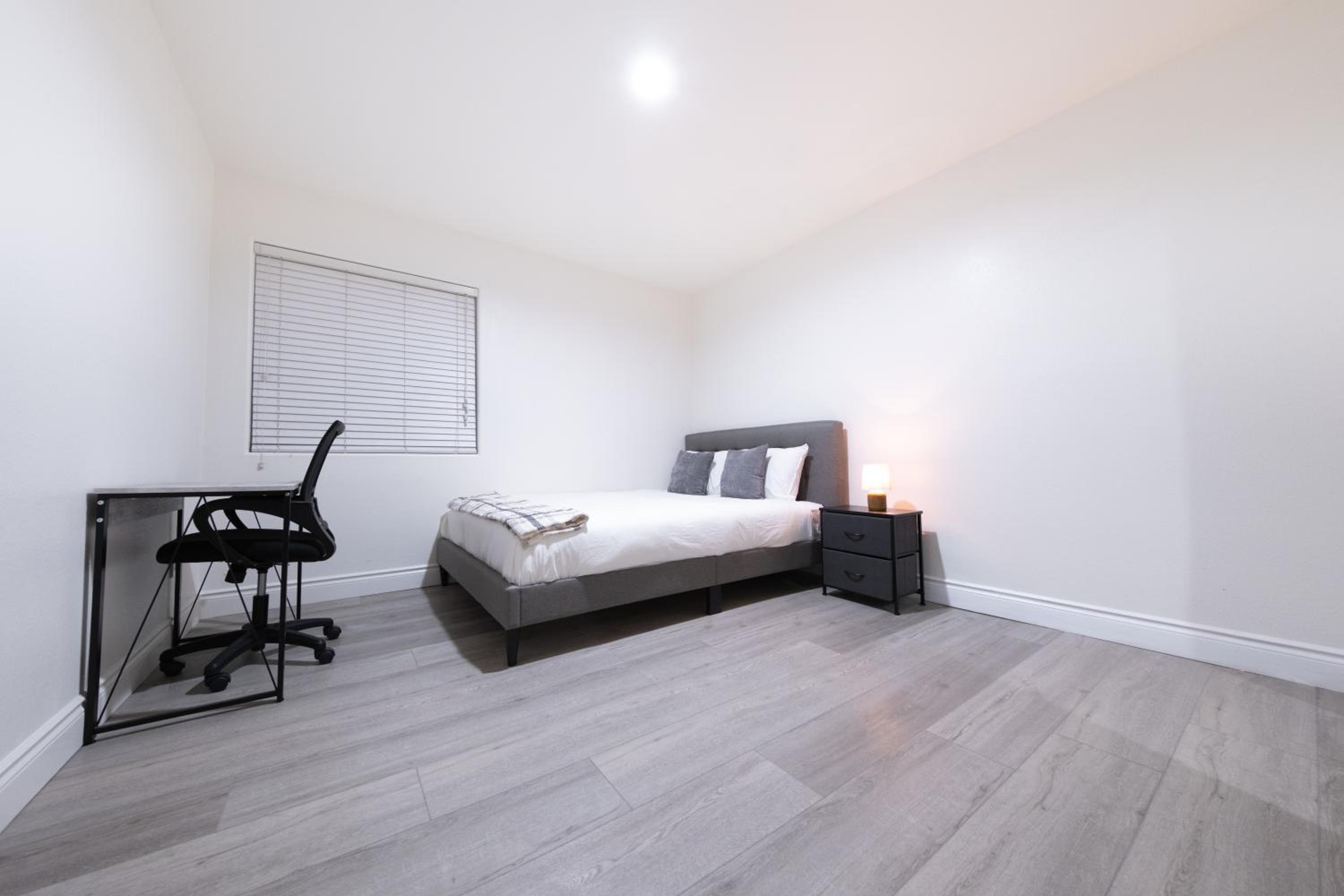 Modern Private Room in Shared Home -Walk to USC