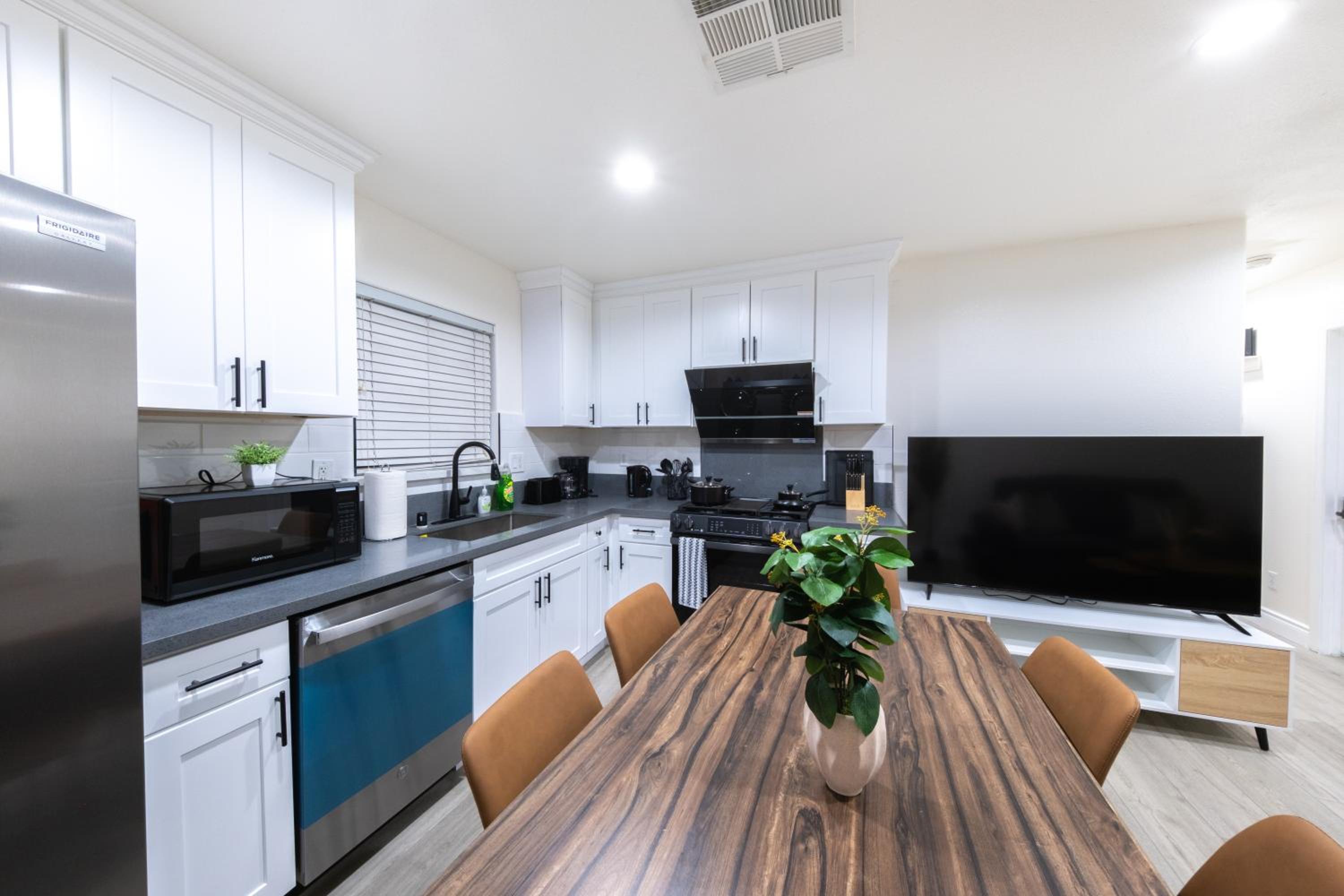 Modern Private Room in Shared Home -Walk to USC