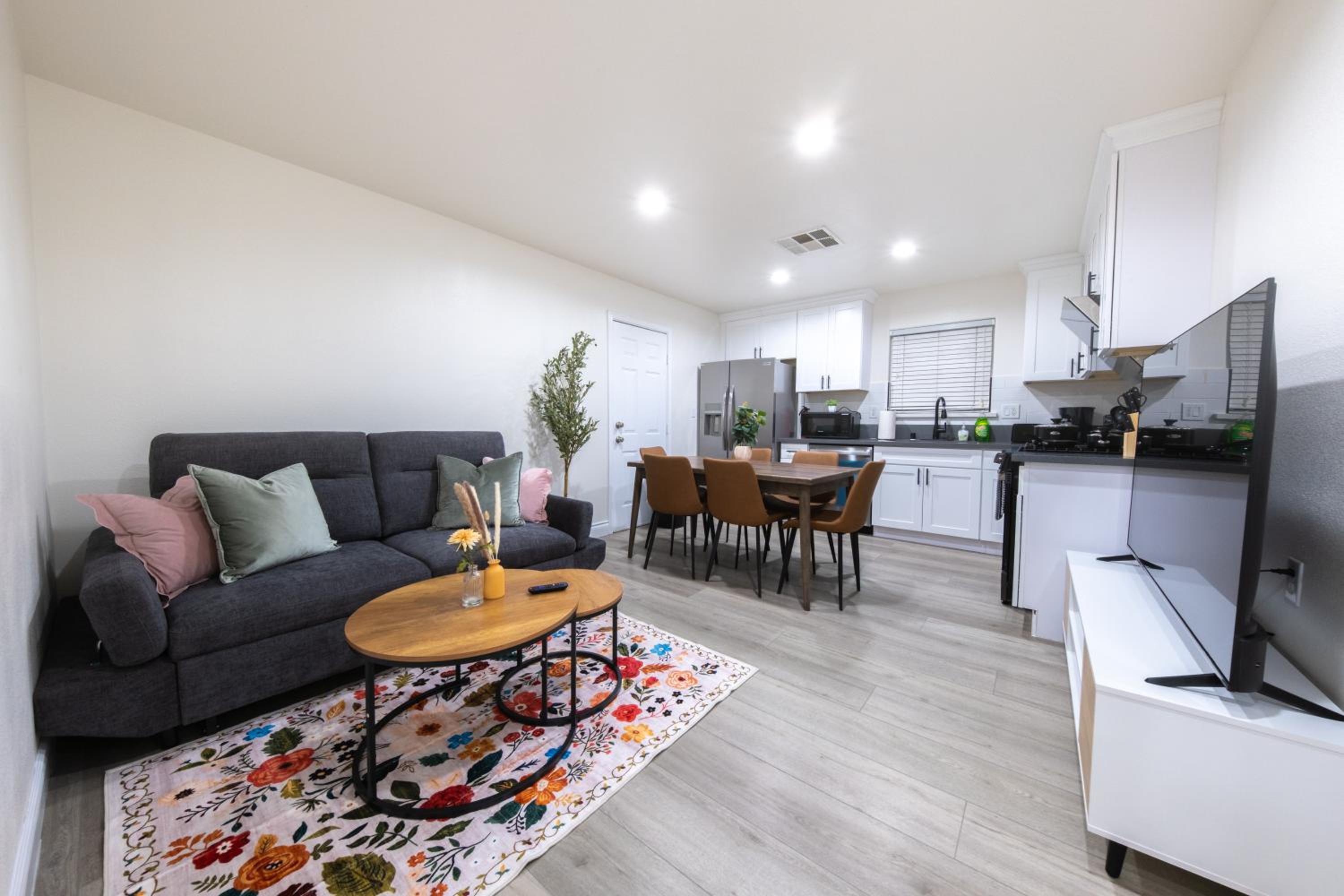 Modern Private Room in Shared Home -Walk to USC