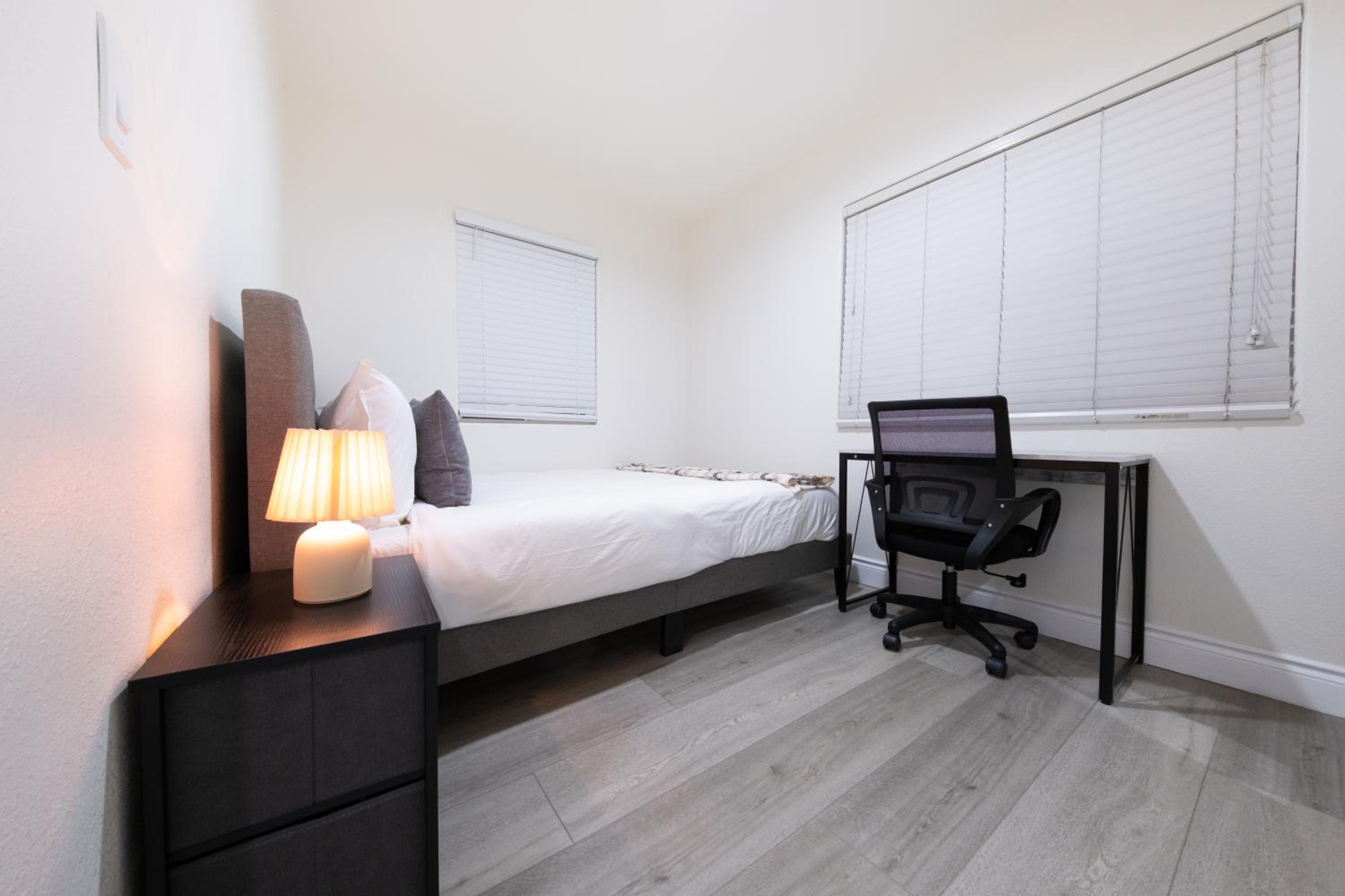 Modern Private Room in Shared Home -Walk to USC