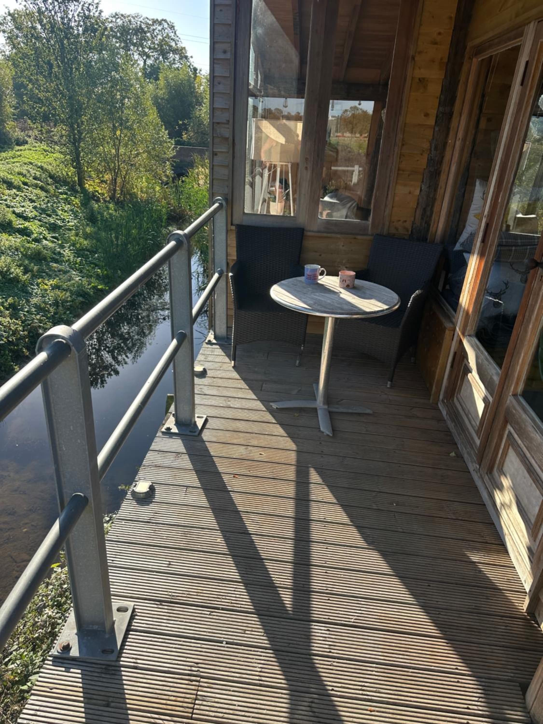 Escape to the Country, Retreat, huge Log Cabin over small river, private hot tub & log burner, WiFi, 65 inch smart TV relax read at Weston Newark, Nottingh