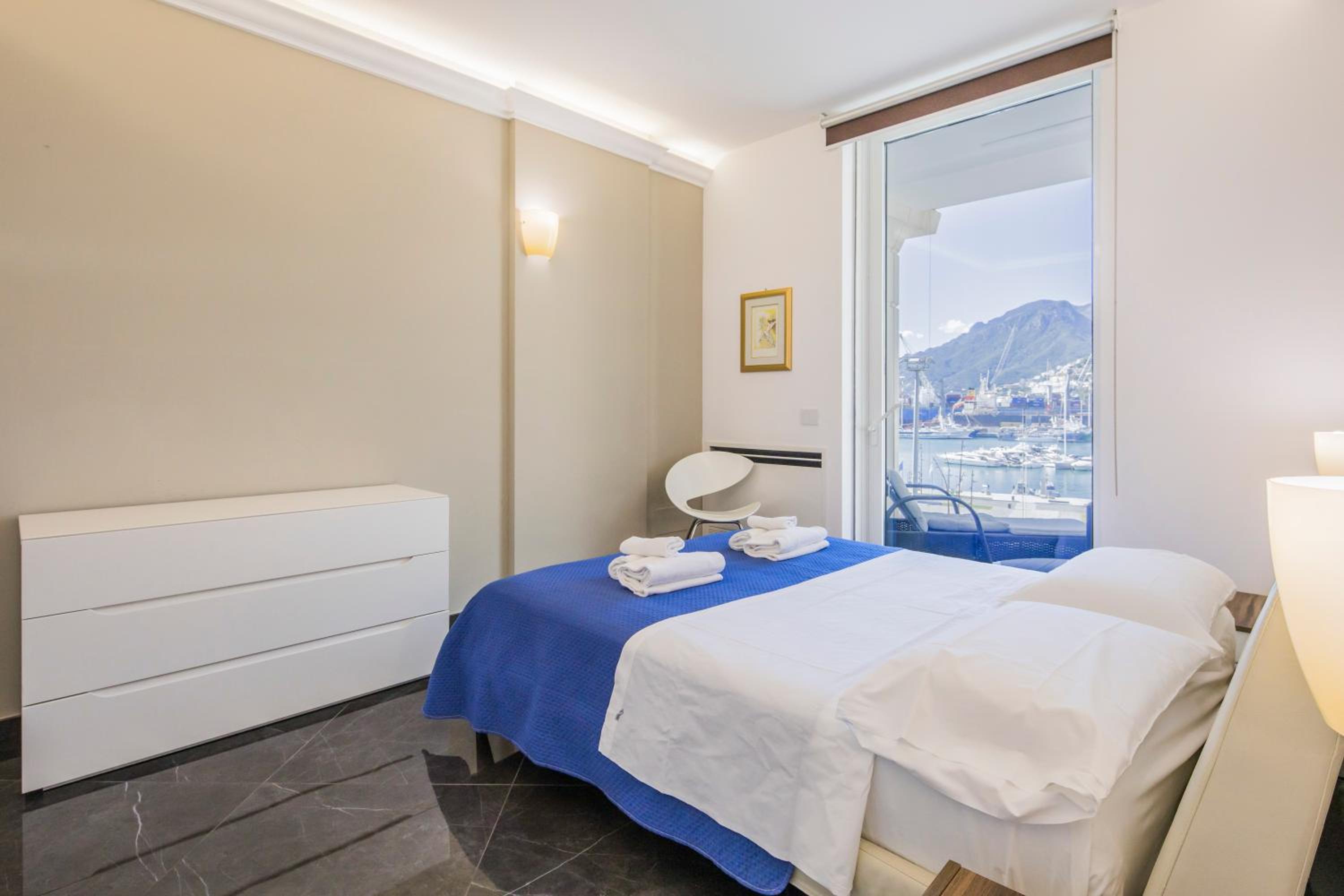 Crescent Luxury Retreat - Seafront Apartments