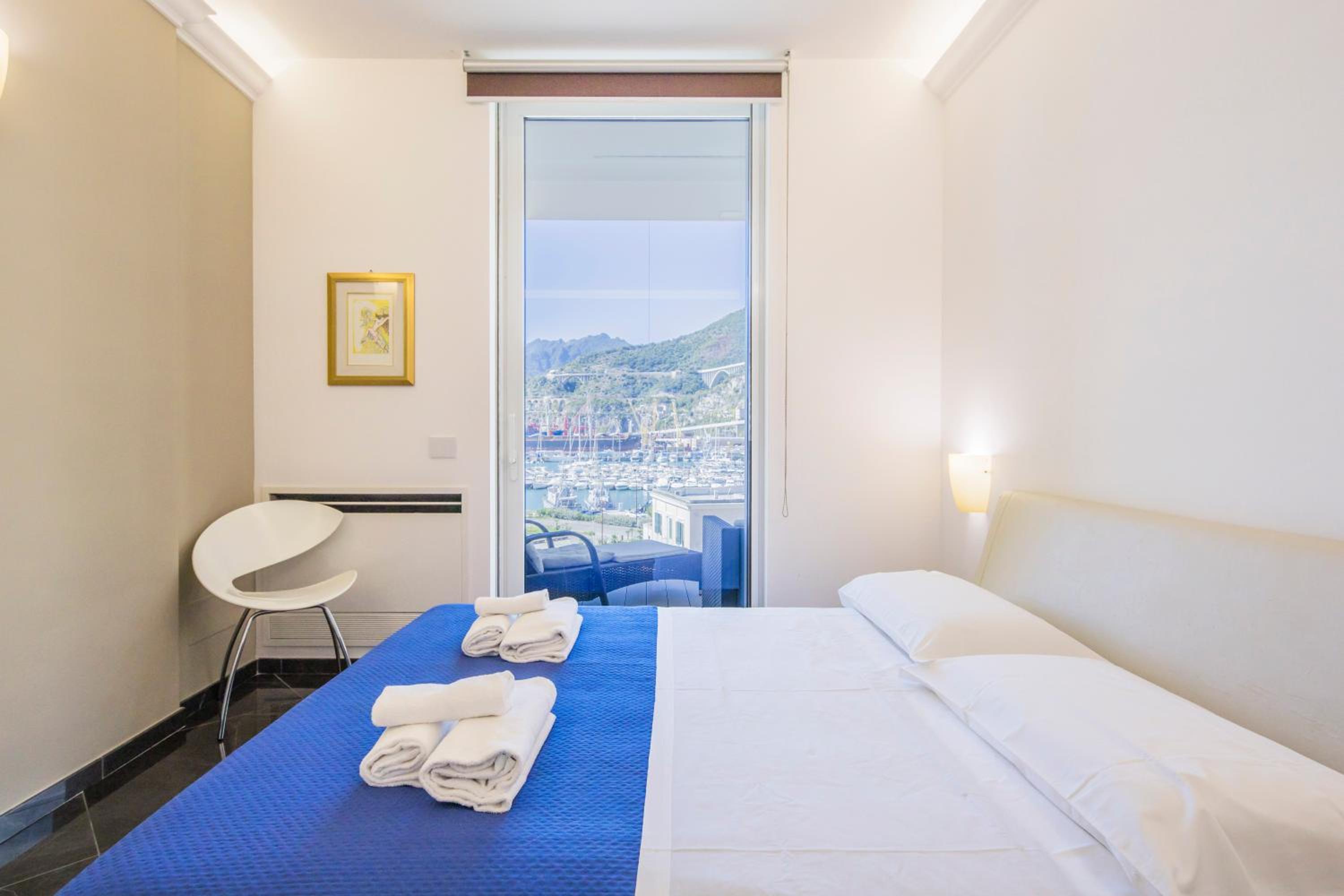 Crescent Luxury Retreat - Seafront Apartments