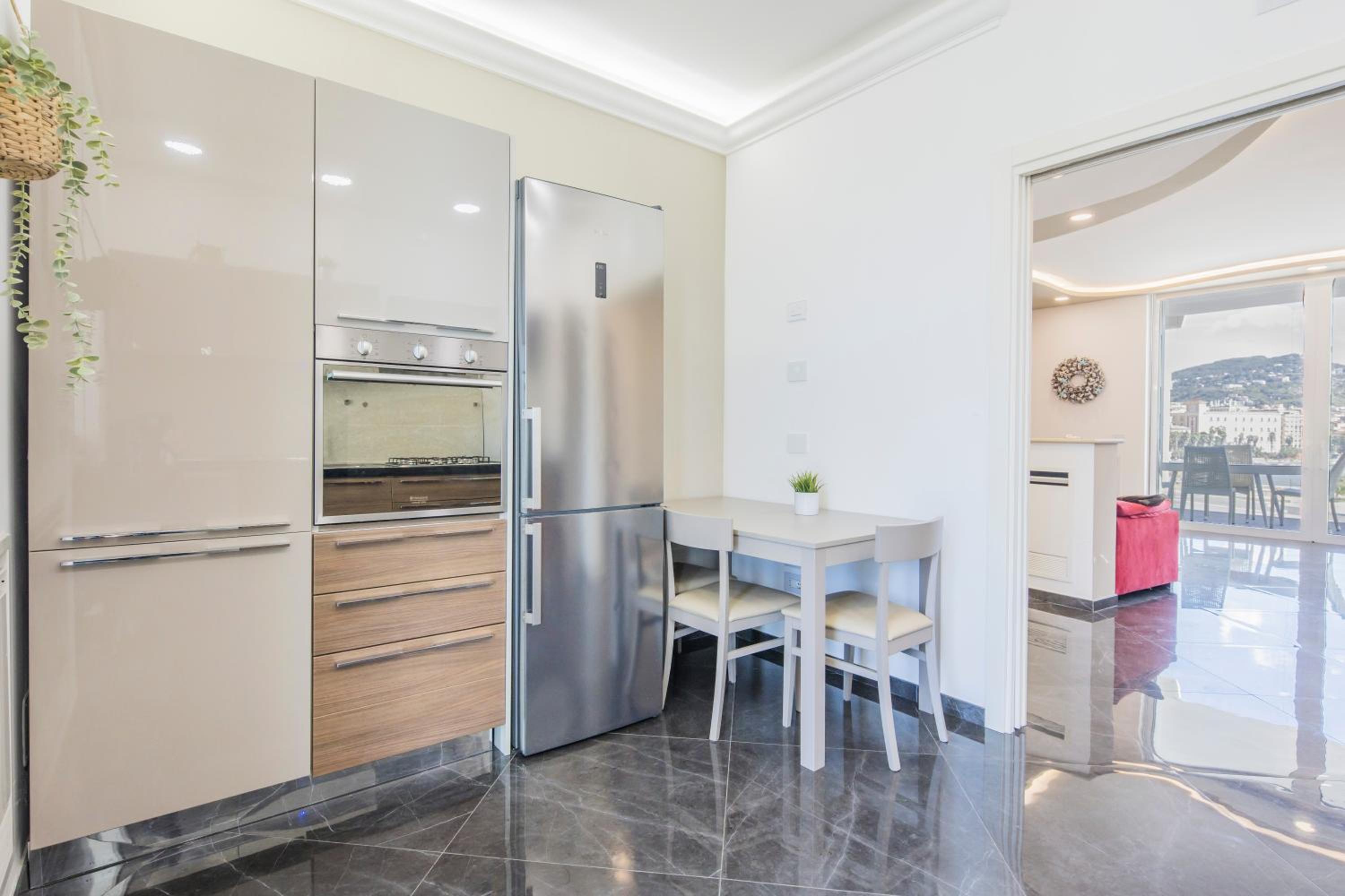 Crescent Luxury Retreat - Seafront Apartments