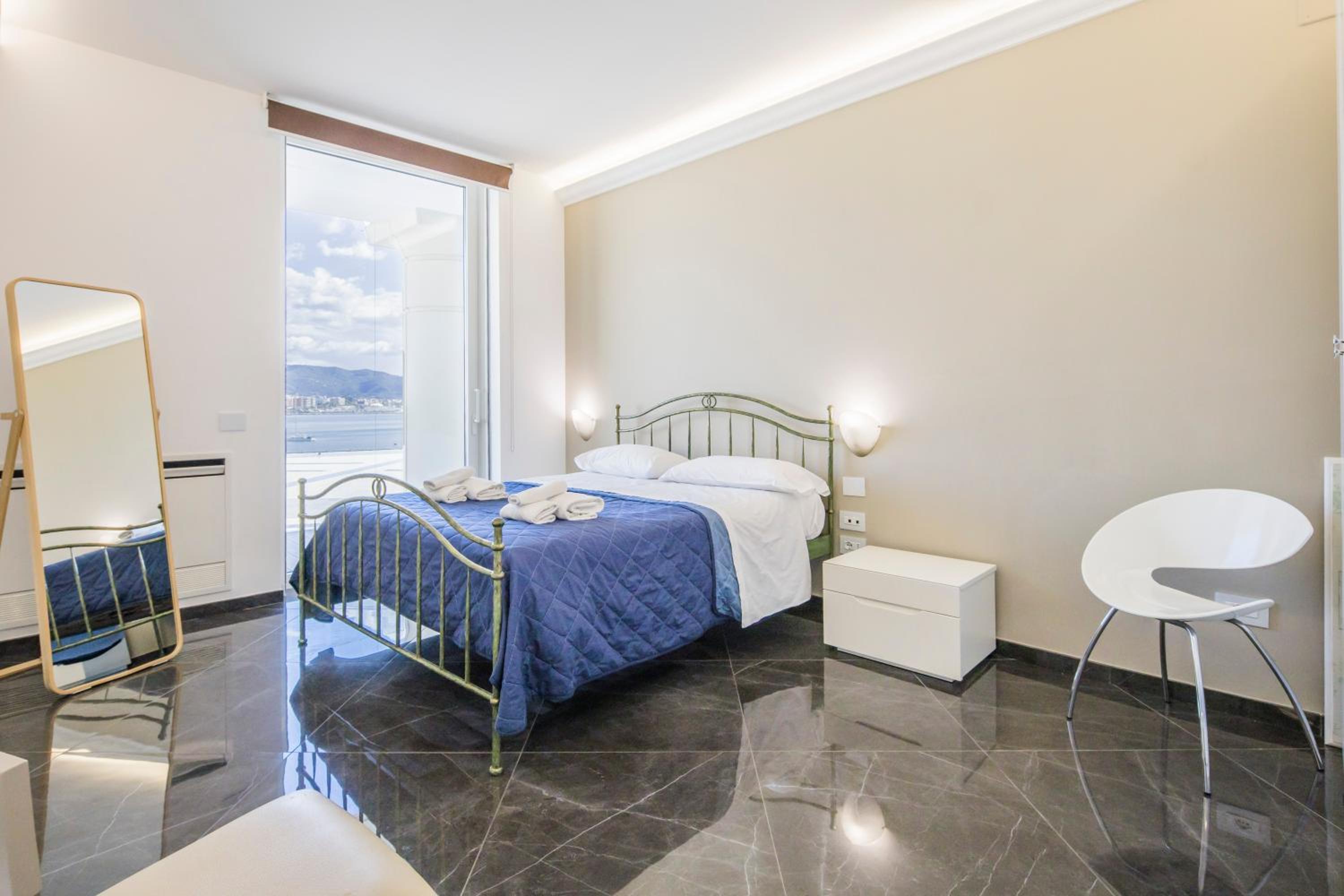 Crescent Luxury Retreat - Seafront Apartments