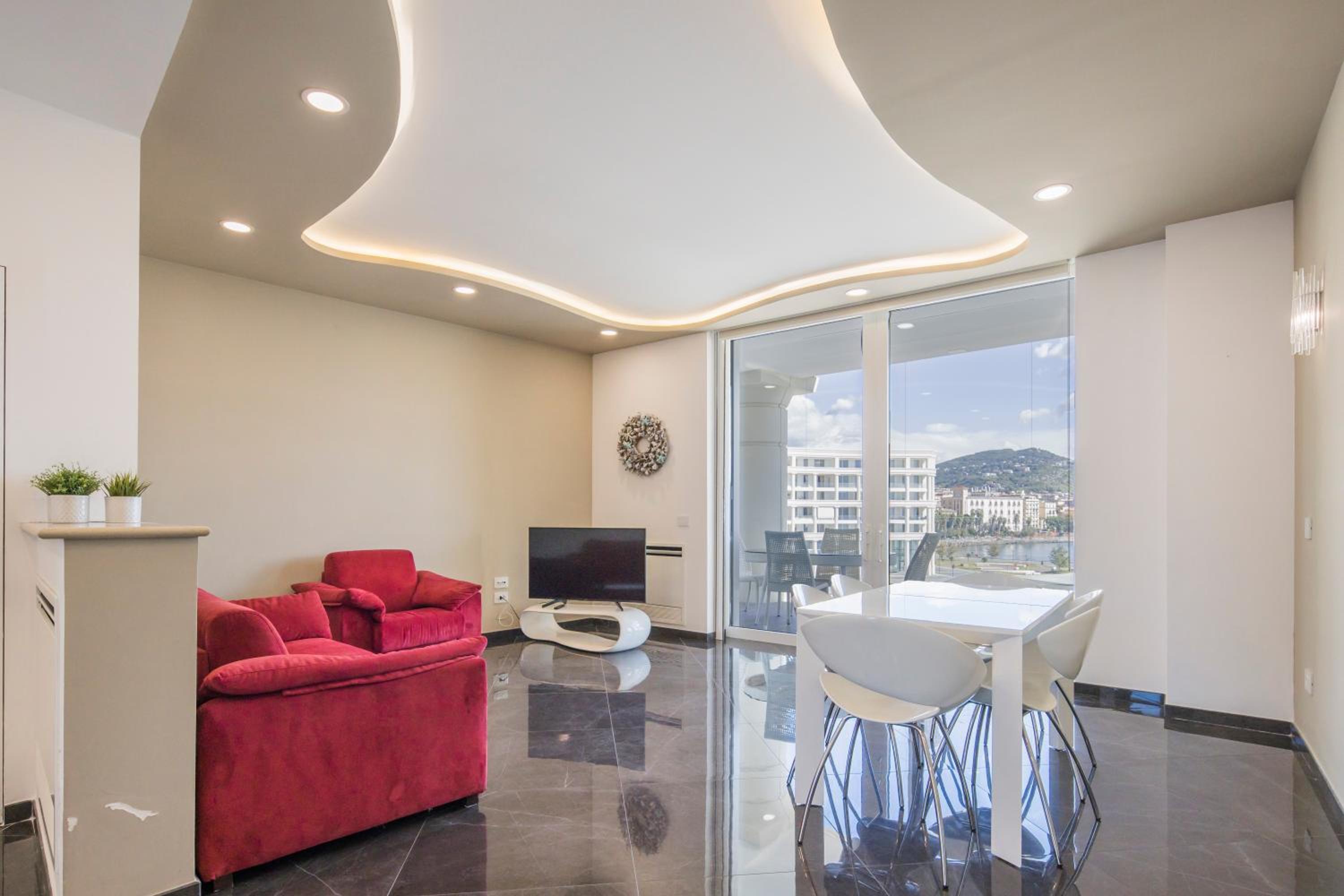 Crescent Luxury Retreat - Seafront Apartments