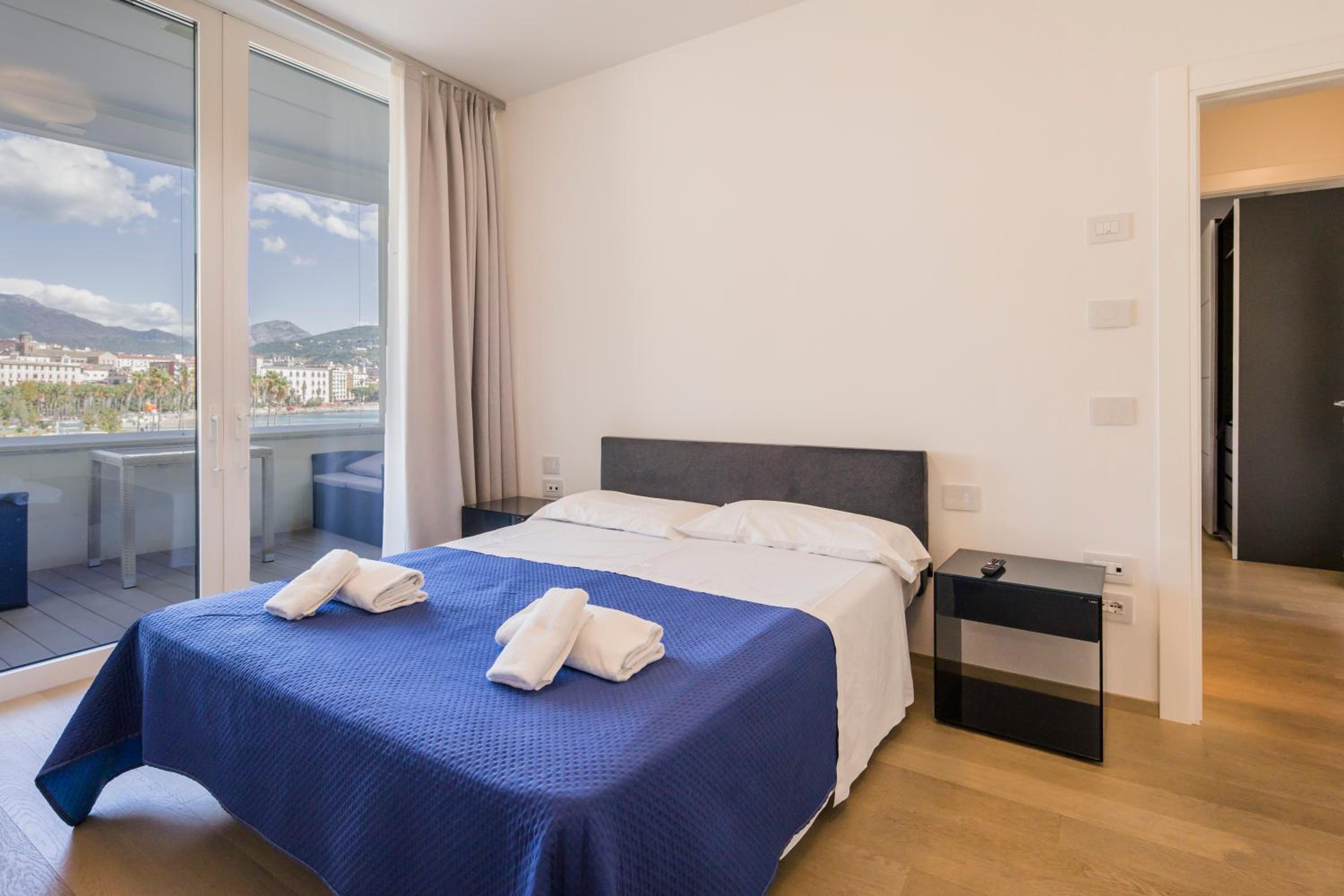 Crescent Luxury Retreat - Seafront Apartments