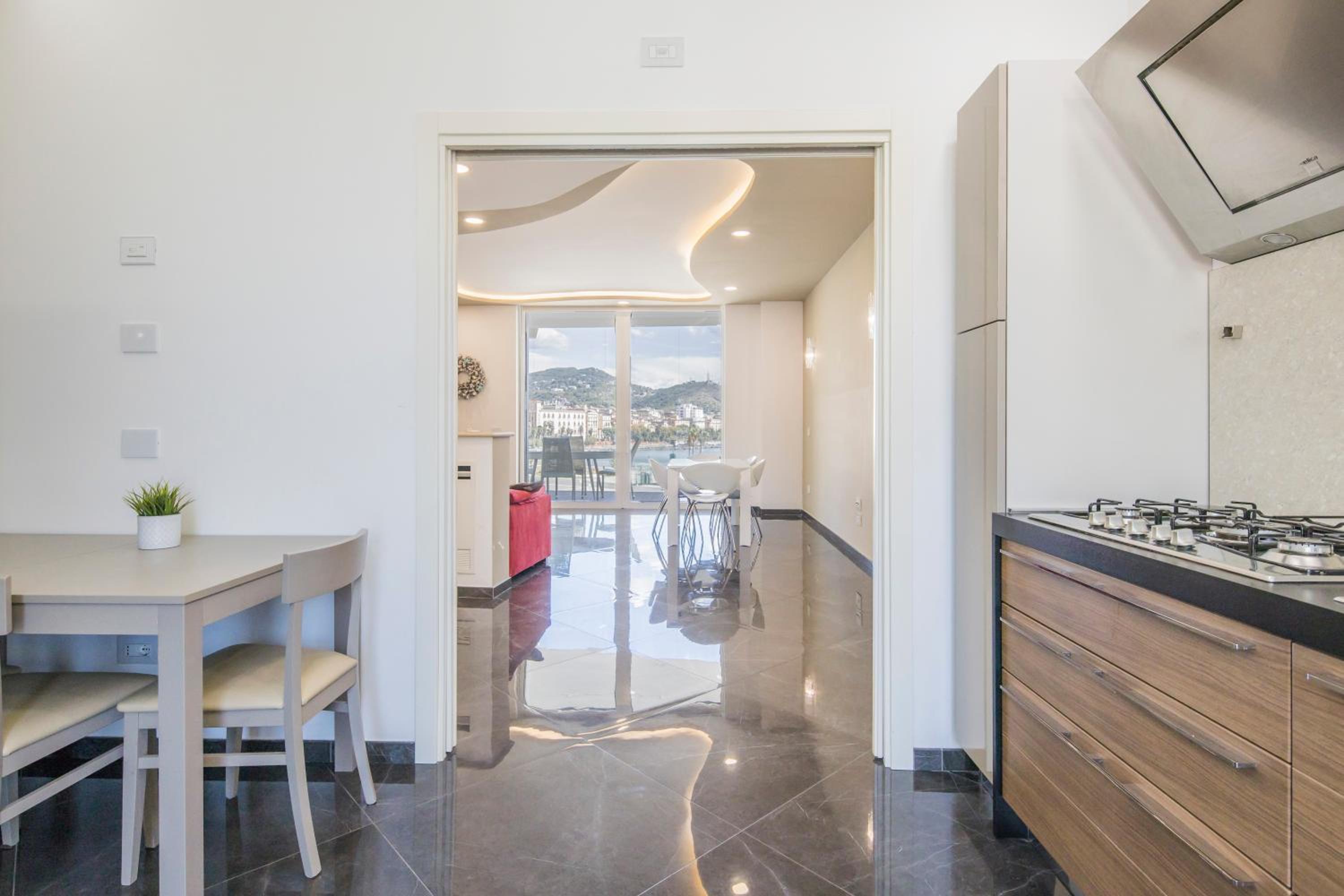 Crescent Luxury Retreat - Seafront Apartments