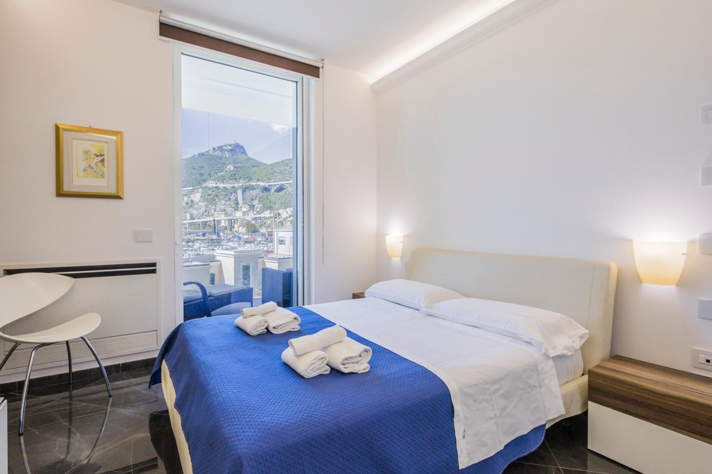 Crescent Luxury Retreat - Seafront Apartments