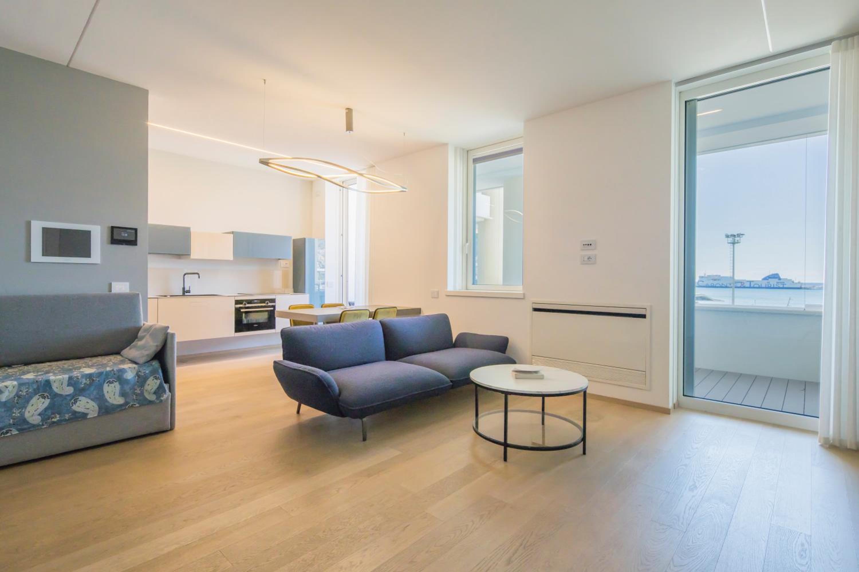 Crescent Luxury Retreat - Seafront Apartments