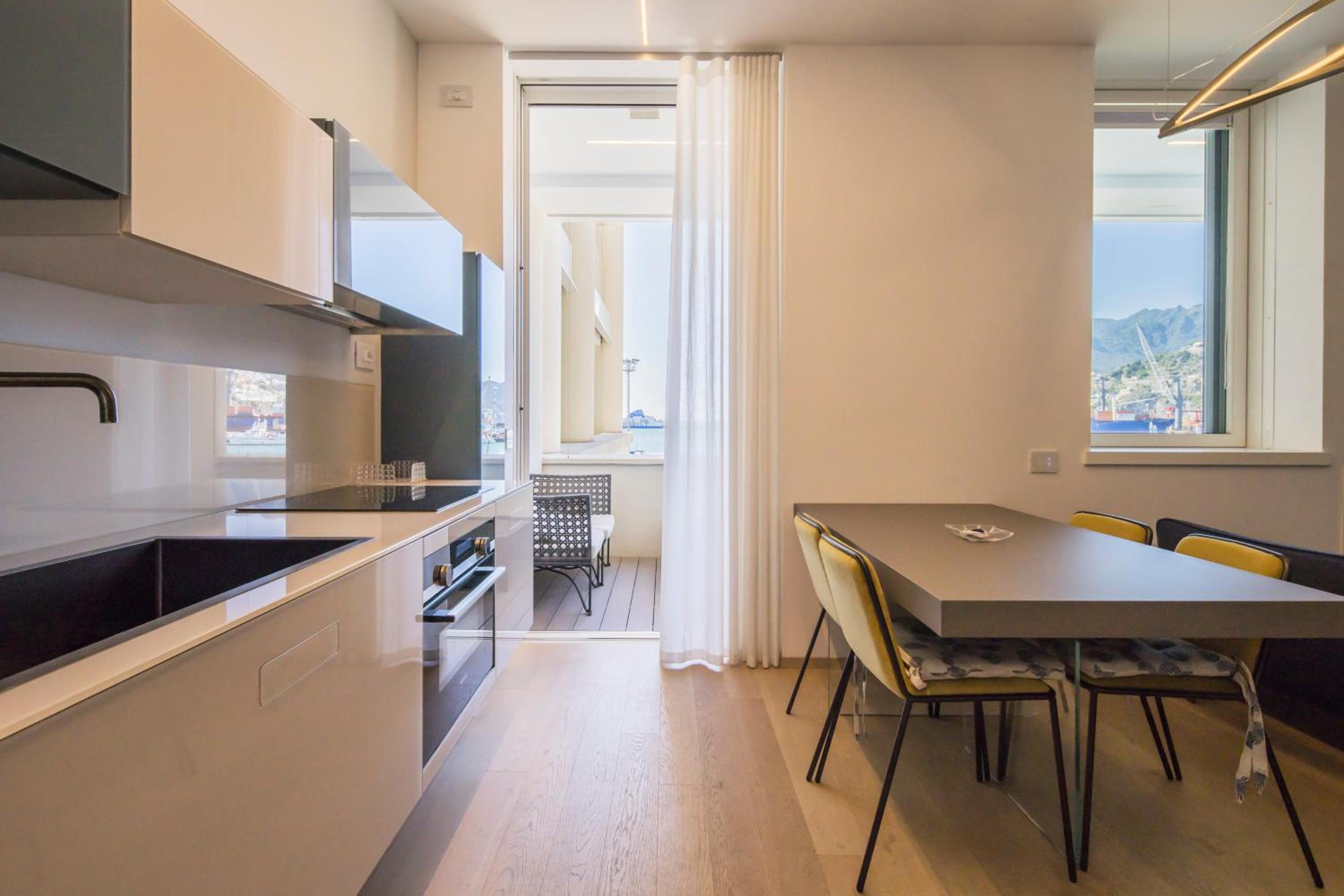 Crescent Luxury Retreat - Seafront Apartments