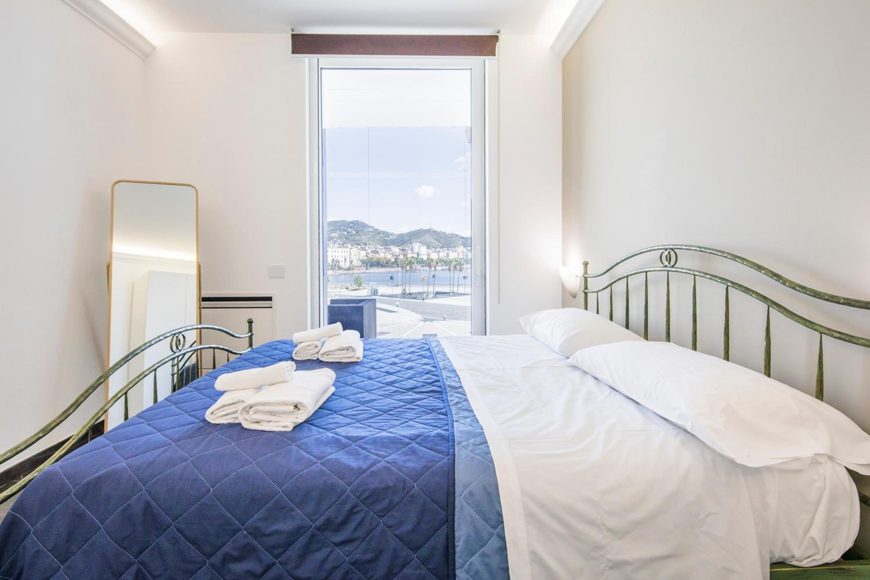 Crescent Luxury Retreat - Seafront Apartments