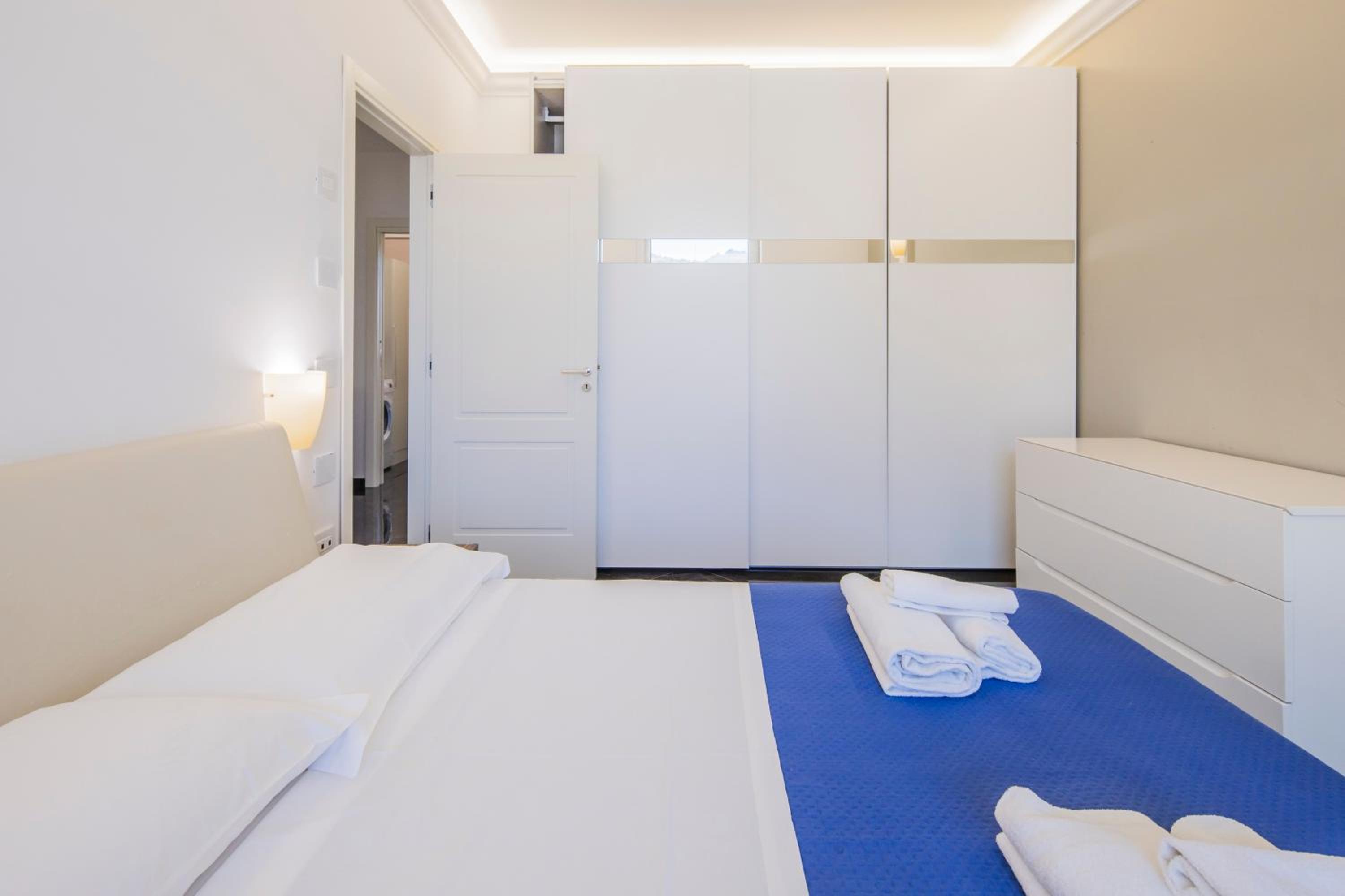Crescent Luxury Retreat - Seafront Apartments