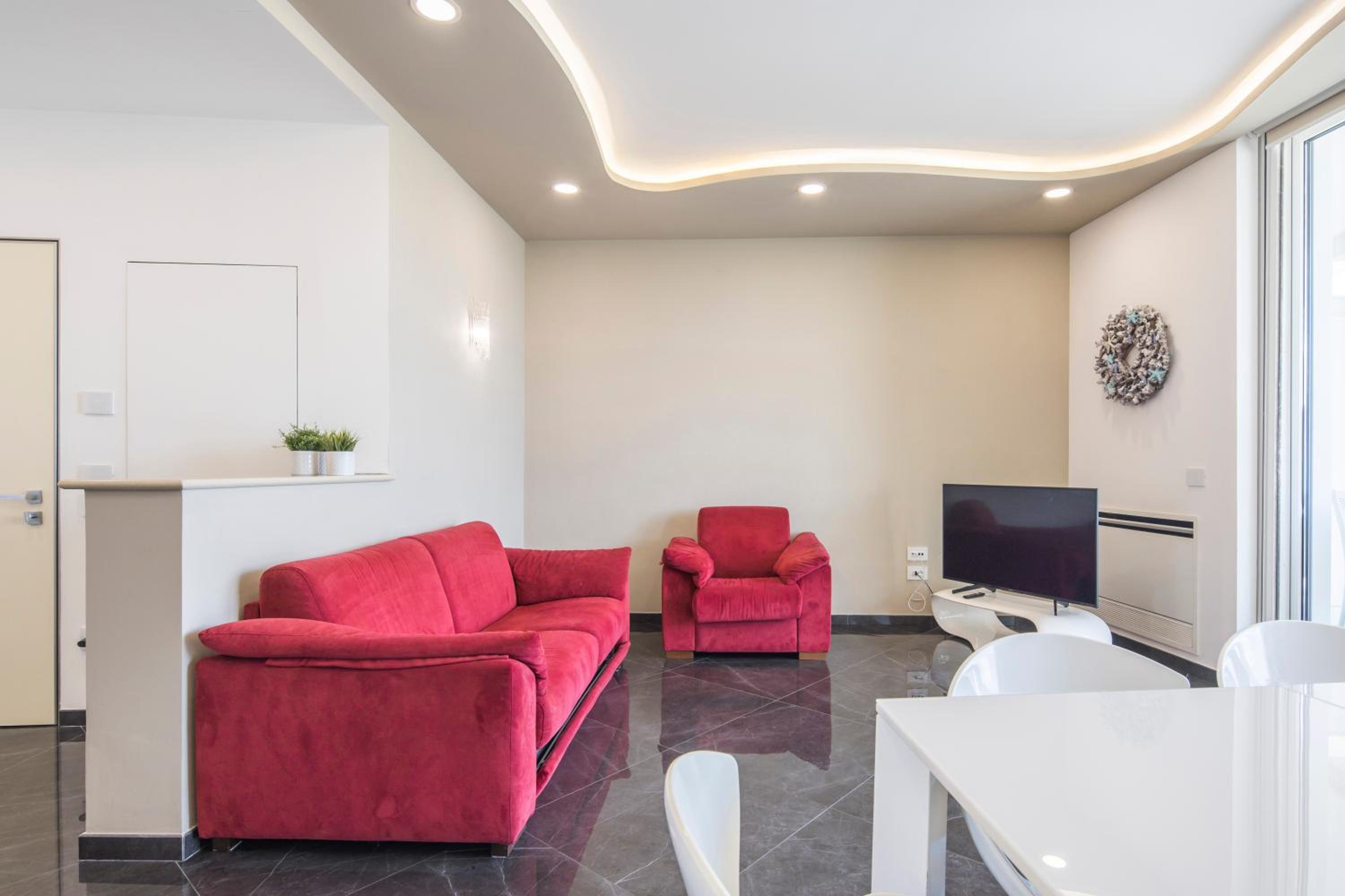 Crescent Luxury Retreat - Seafront Apartments