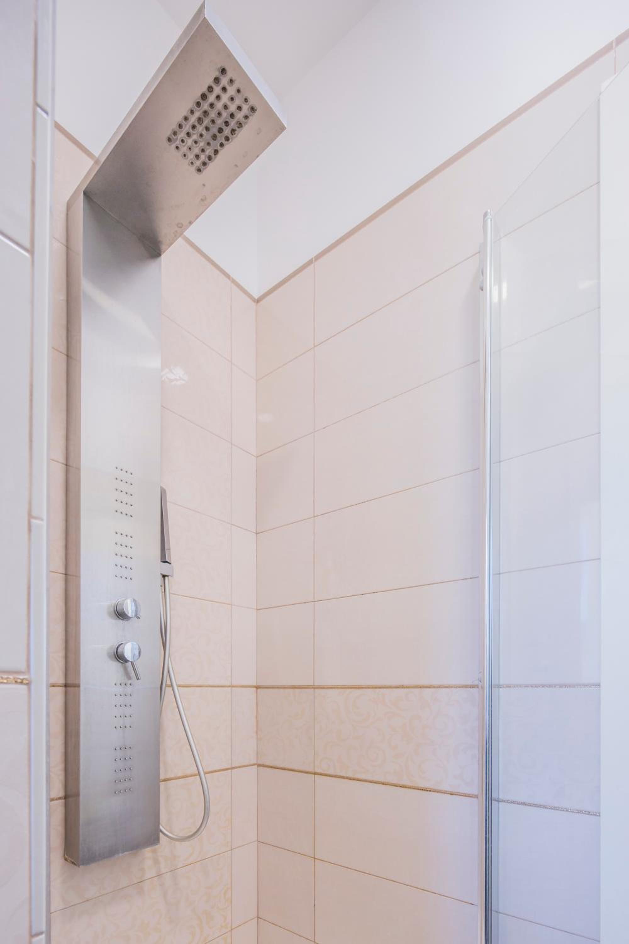 Crescent Luxury Retreat - Seafront Apartments
